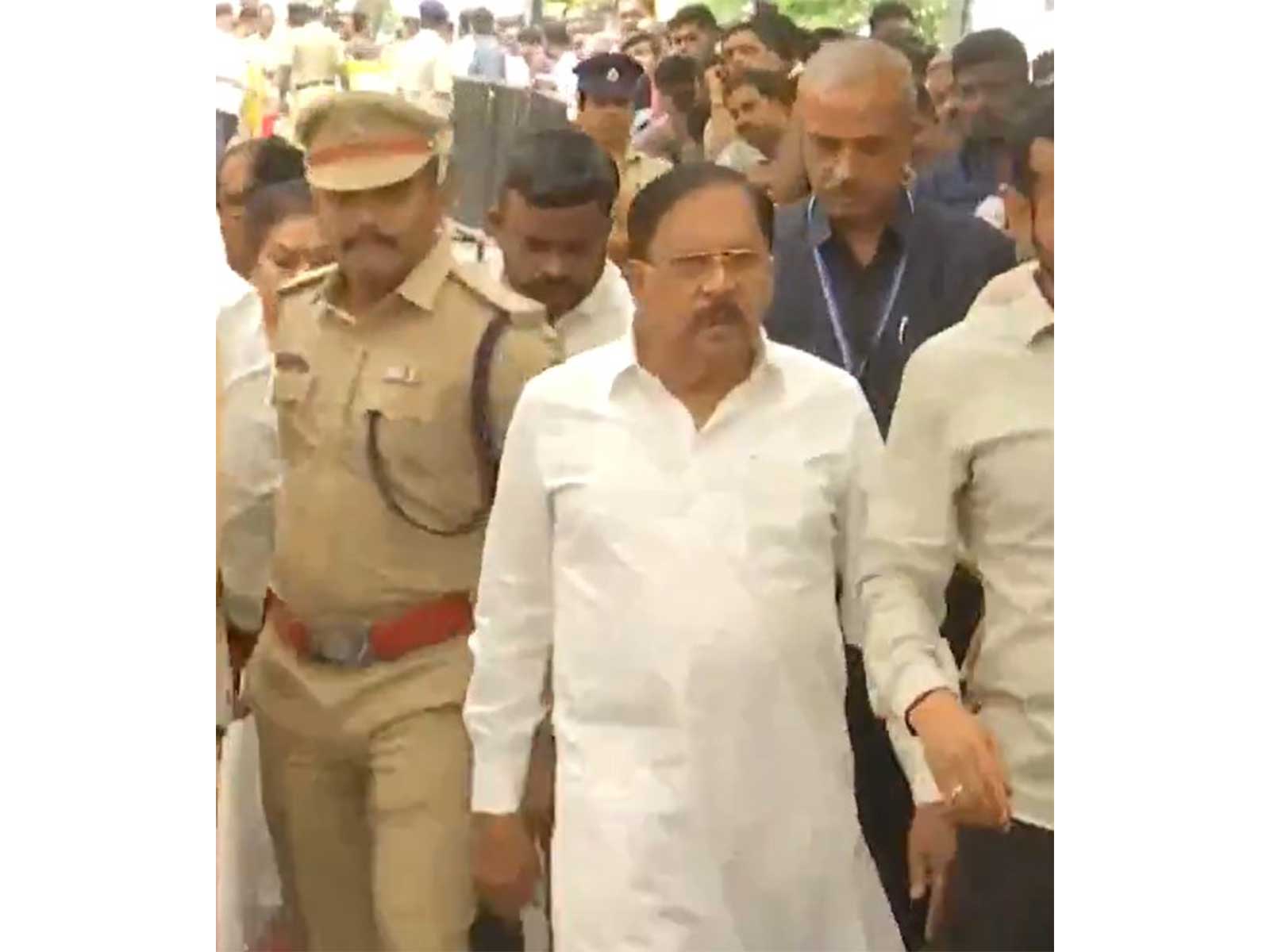 Karnataka Deputy CM G Parameshwara arrive at HD Devegowda's residence (Photo/ANI) Karnataka Deputy CM G Parameshwara arrive at HD Devegowda's residence (Photo/ANI)