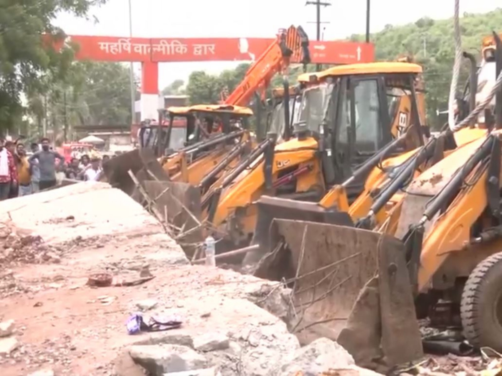 A wall collapsed near Chirwai Naka in Gwalior (Photo/ANI) A wall collapsed near Chirwai Naka in Gwalior (Photo/ANI)