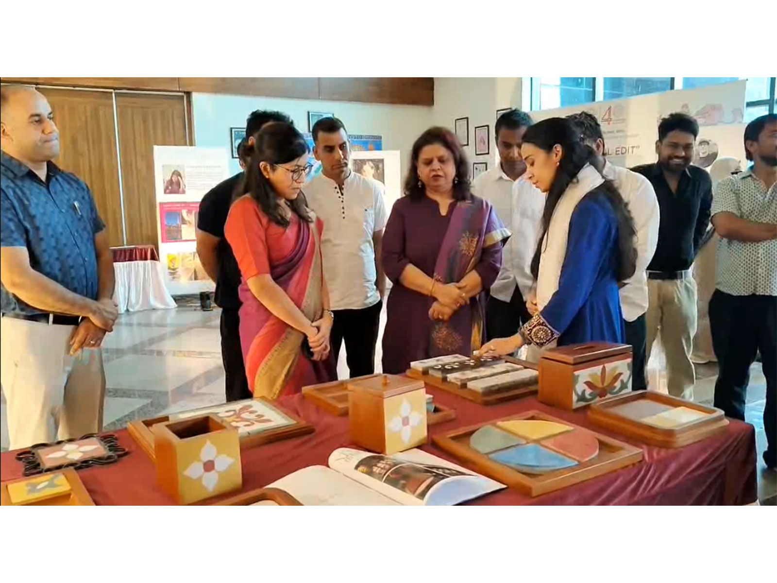 NIFT Budgam student showcasing her creations to J&K Transport Secretary Avny Lavasa (Photo/ANI) NIFT Budgam student showcasing her creations to J&K Transport Secretary Avny Lavasa (Photo/ANI)