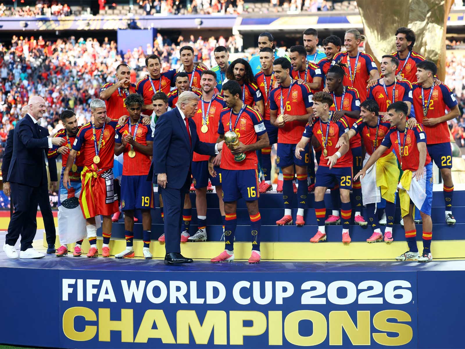 U.S. President Donald Trump hands World Cup trophy to Spain's Rodri (Photo/ Reuters) U.S. President Donald Trump hands World Cup trophy to Spain's Rodri (Photo/ Reuters)