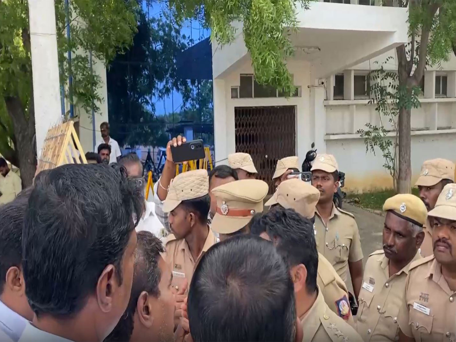 Supporters of DMK MLA  MLA Markandeyan at the Police station (Photo/ANI)