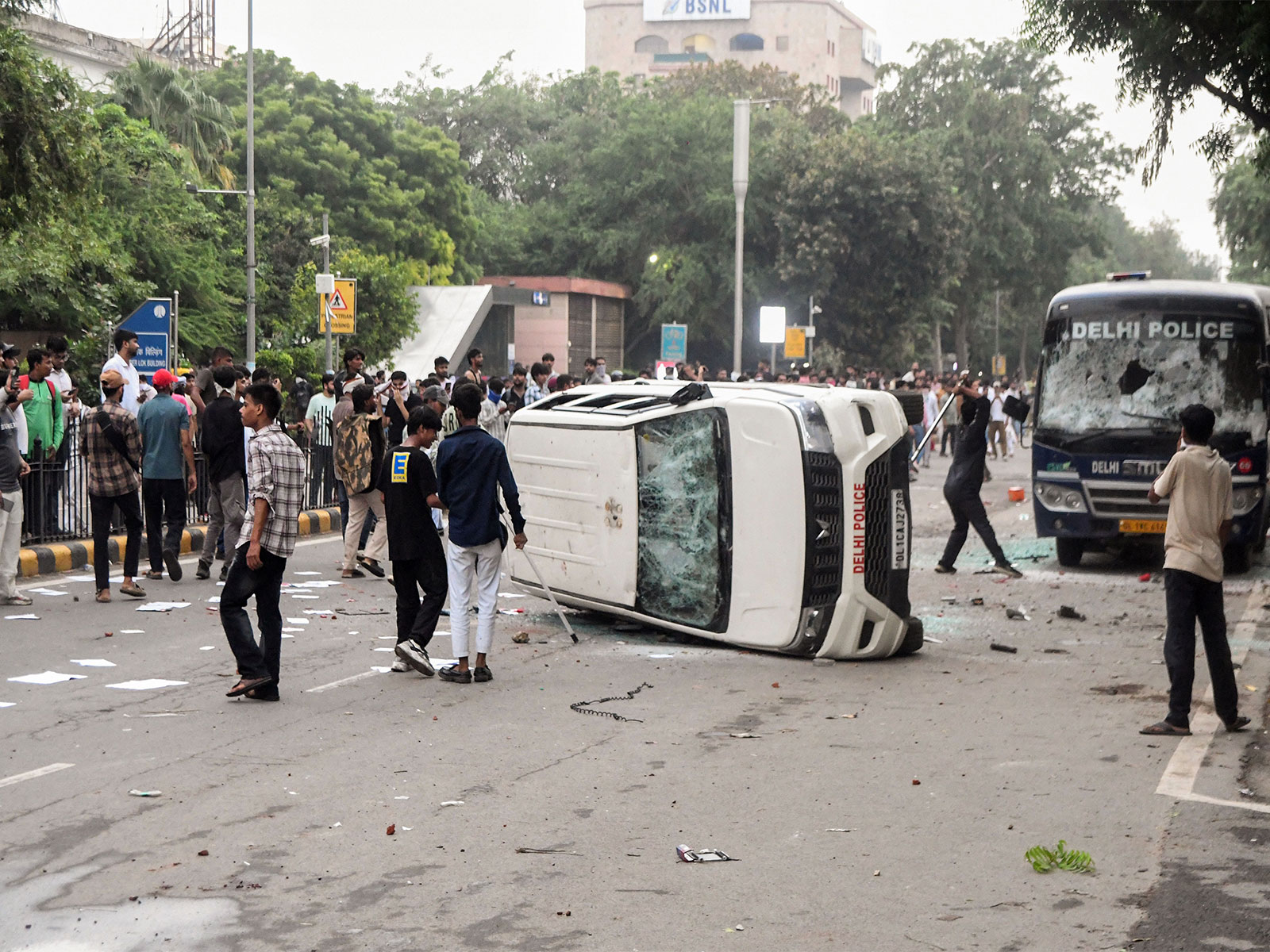 Delhi Police registers 5 FIRs over alleged vandalism, stone-pelting during CJP protest