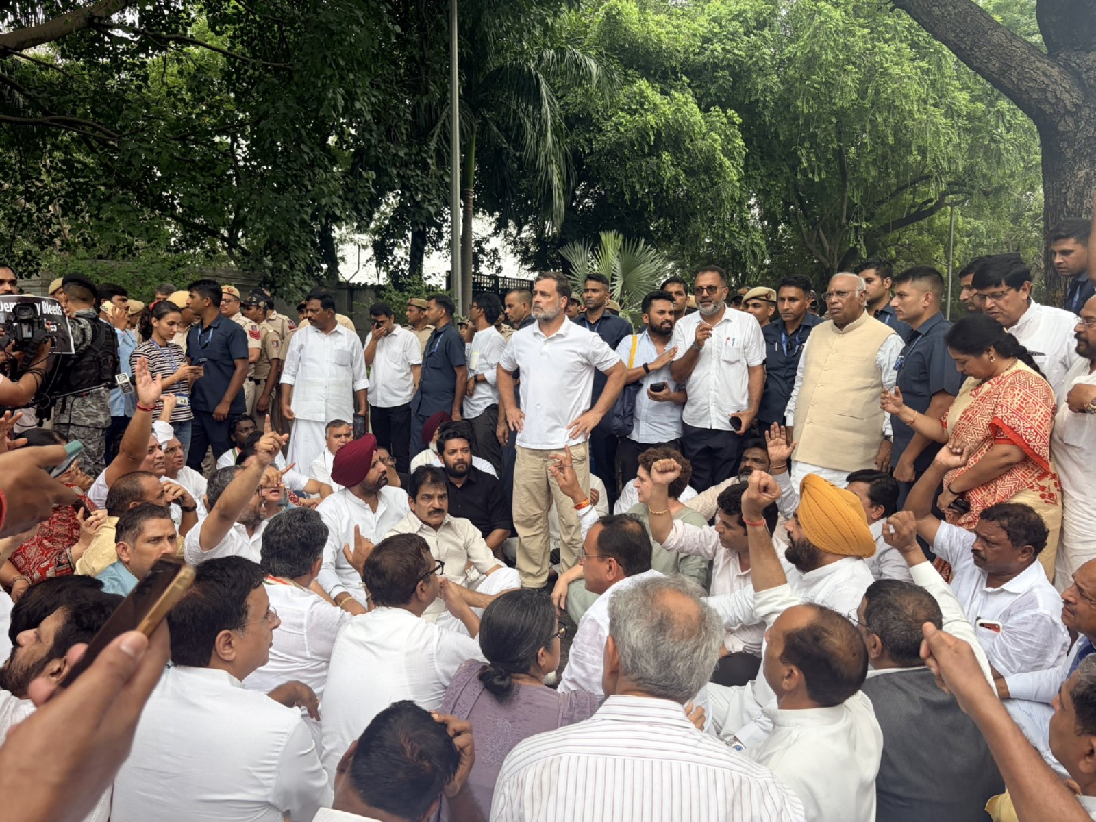 Rahul Gandhi at the protest site (Photo/@RahulGandhi)