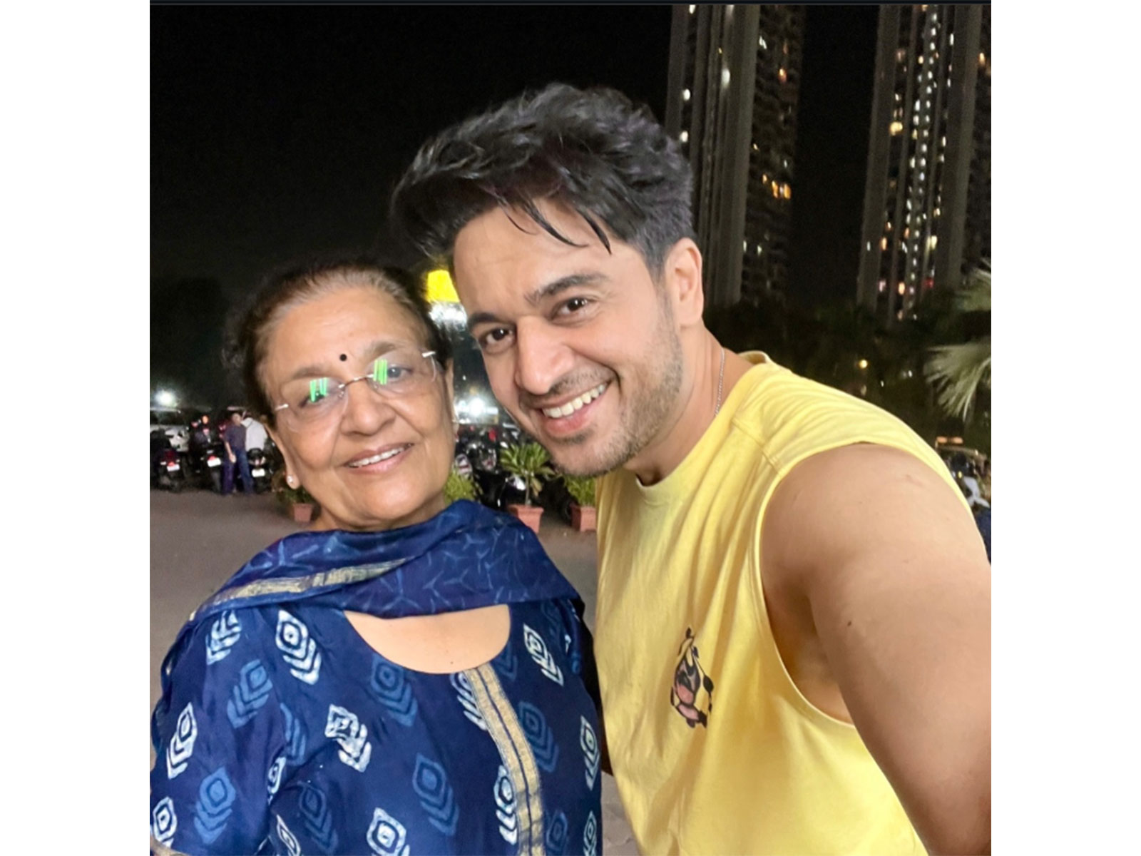 Gaurav Khanna with his mother (Photo/instagram/@gauravkhannaofficial) Gaurav Khanna with his mother (Photo/instagram/@gauravkhannaofficial)