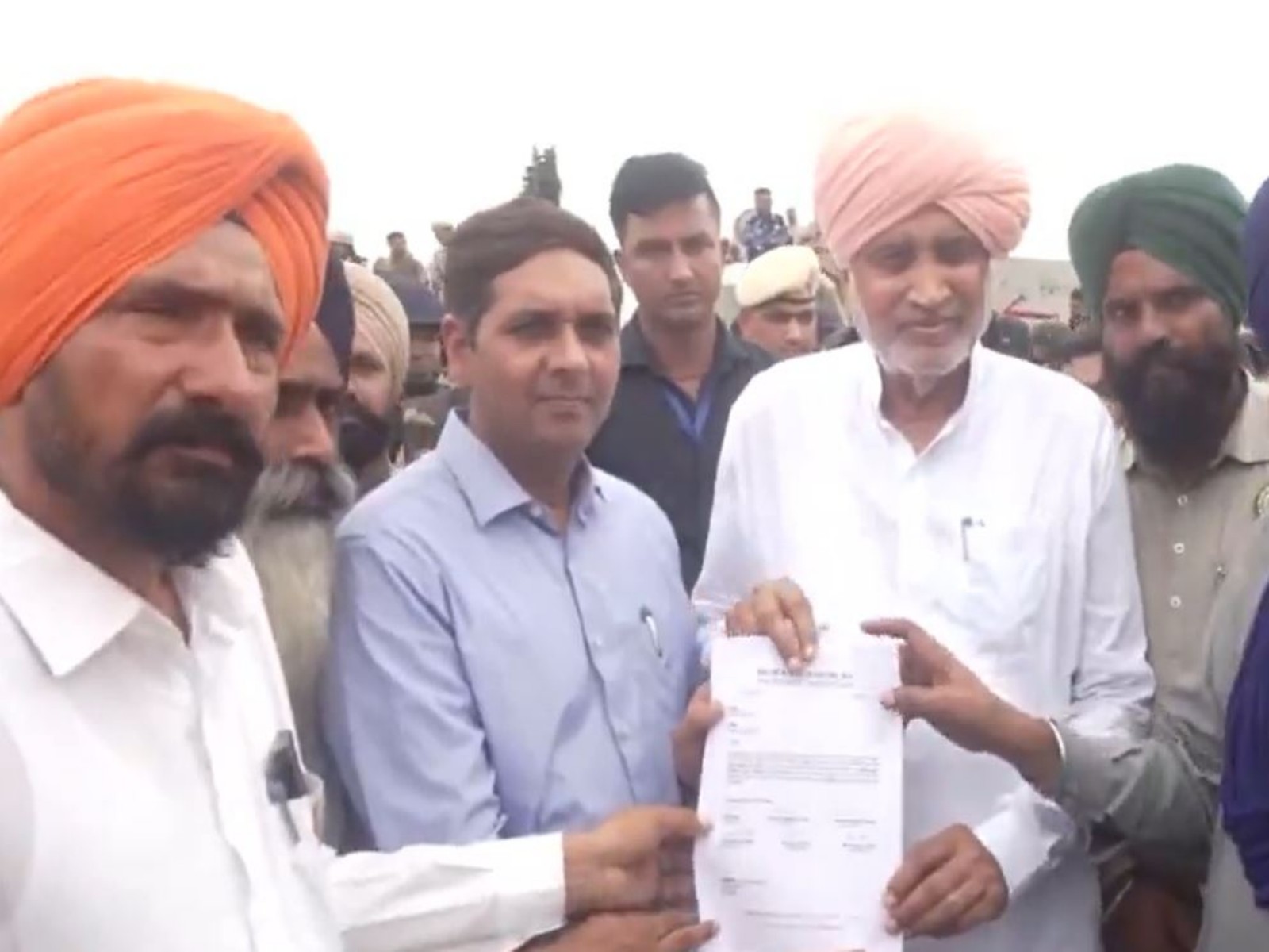 Haryana Minister Shyam Singh Rana with farmer leaders at Shambhu Border (Photo/ANI) Haryana Minister Shyam Singh Rana with farmer leaders at Shambhu Border (Photo/ANI)