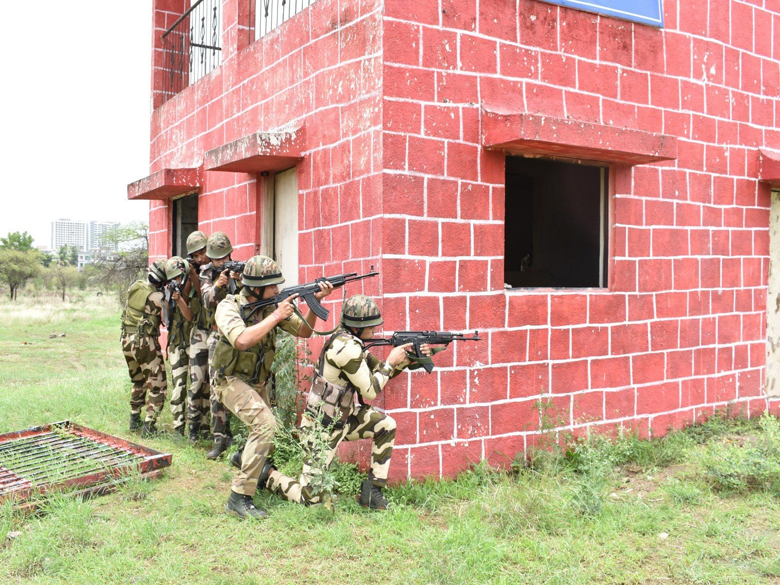 CISF personnel train alongside Indian Army troops during a two-week joint training capsule at Aundh Military Station, Pune (Photo/@IaSouthern) CISF personnel train alongside Indian Army troops during a two-week joint training capsule at Aundh Military Station, Pune (Photo/@IaSouthern)