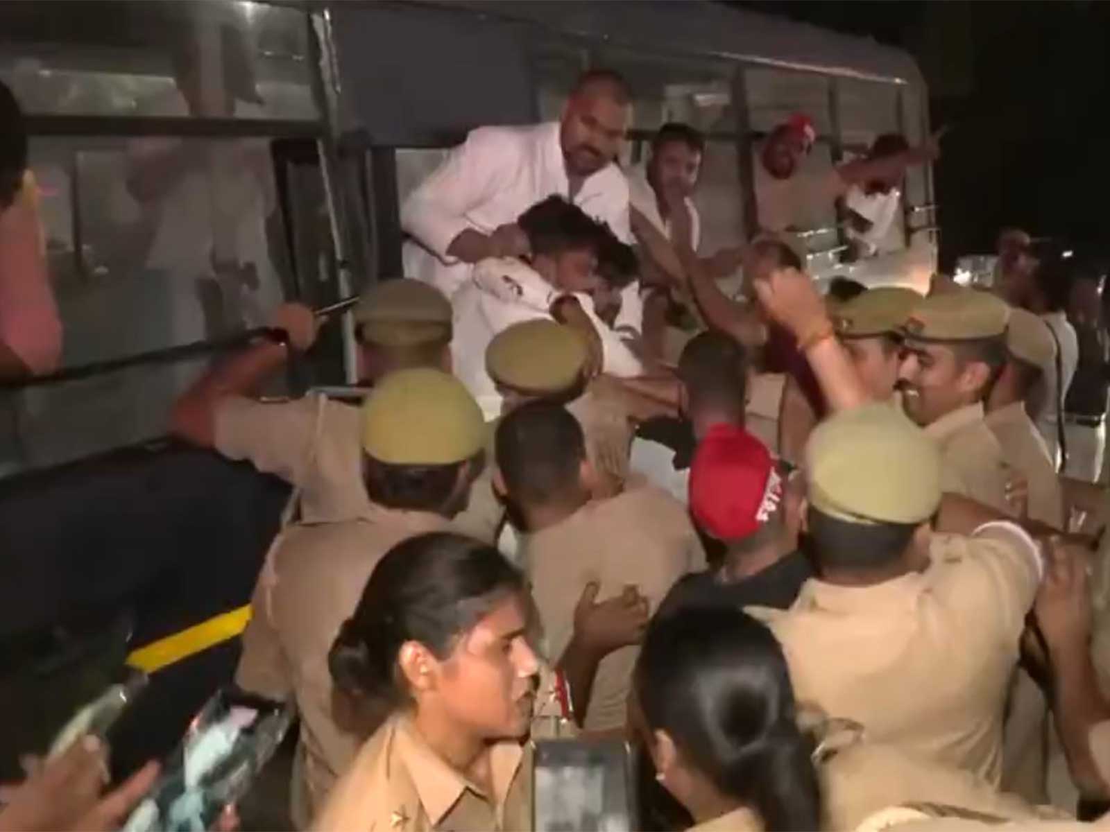 Samajwadi Party workers protest (Photo/ANI) Samajwadi Party workers protest (Photo/ANI)