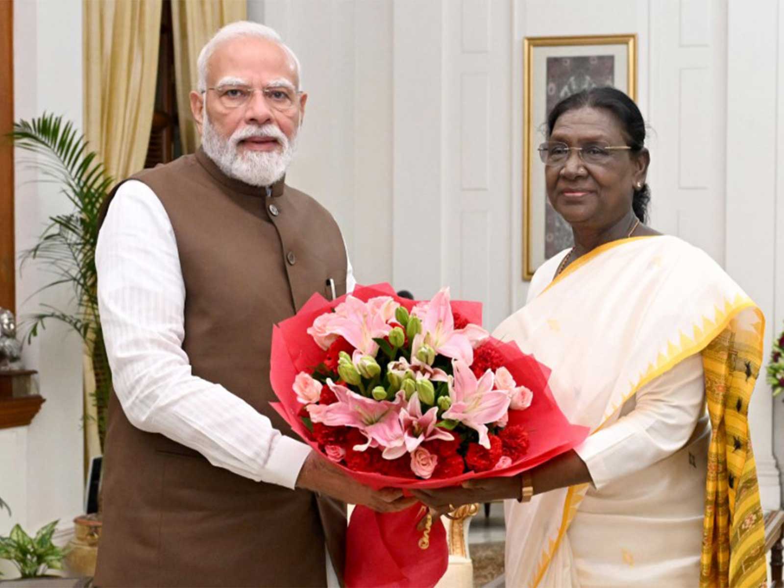 Prime Minister Narendra Modi and President Droupadi Murmu (@rashtrapatibhvn)
