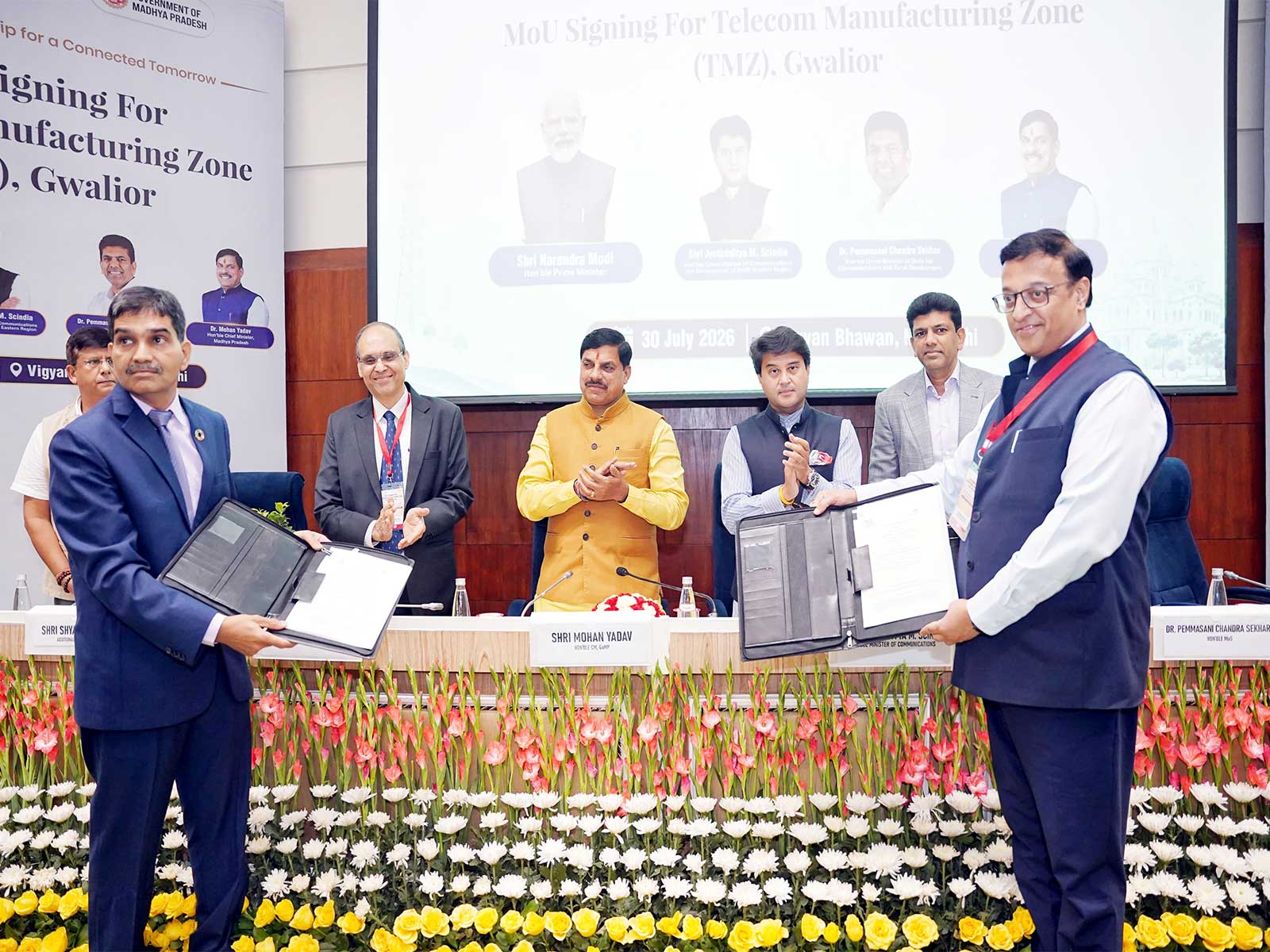 MoUs being exchanged in the presence of CM Mohan Yadav and Union Minister Jyotiraditya Scindia (Photo/DPR)