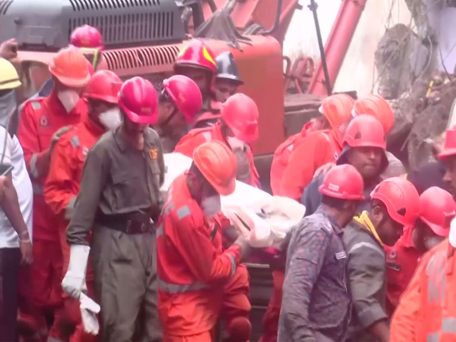 NDRF recovers body from building collapse site in Bhiwandi (Photo/ANI)