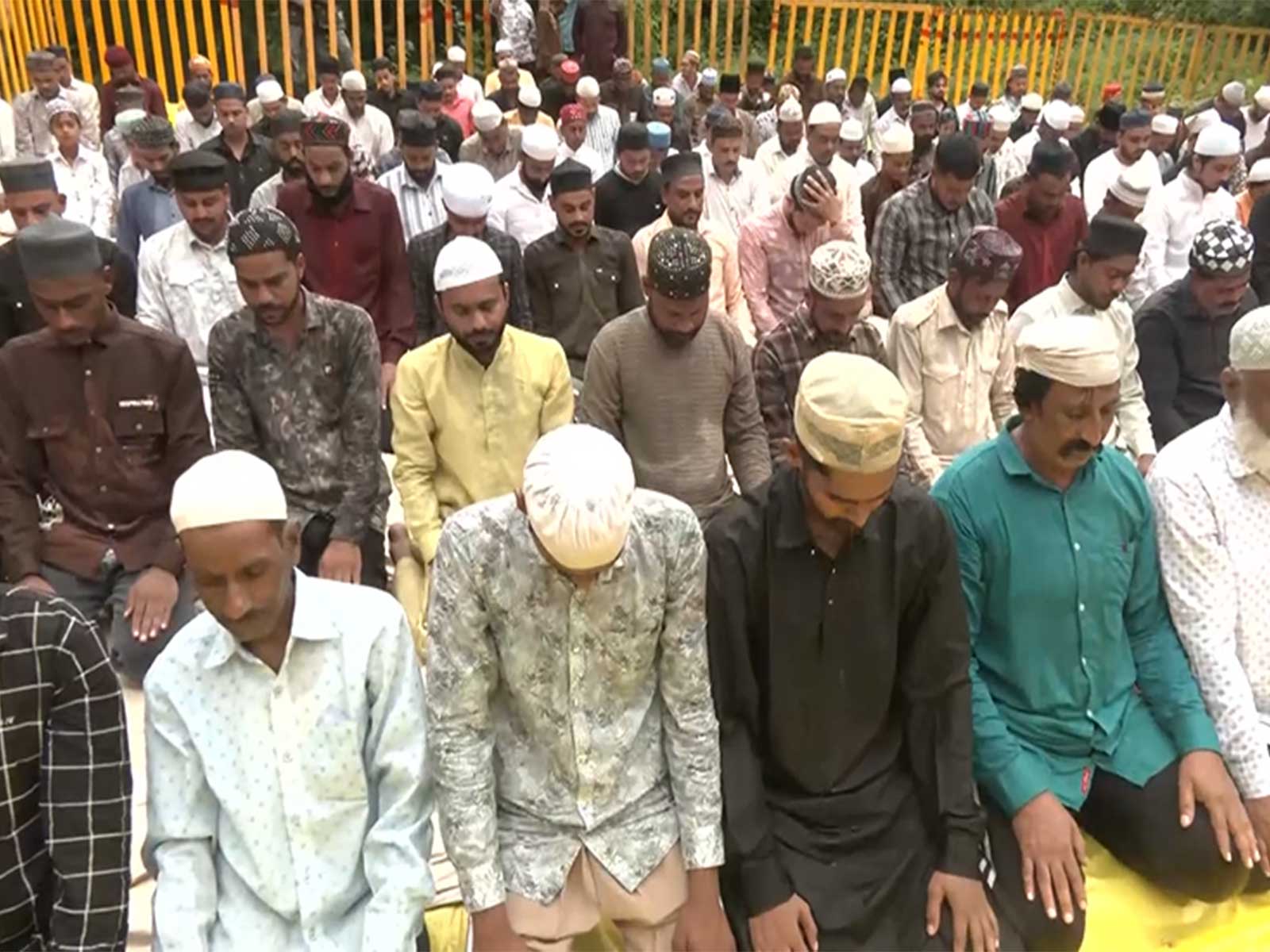 Muslim community offers Friday prayers (Photo/ANI) Muslim community offers Friday prayers (Photo/ANI)