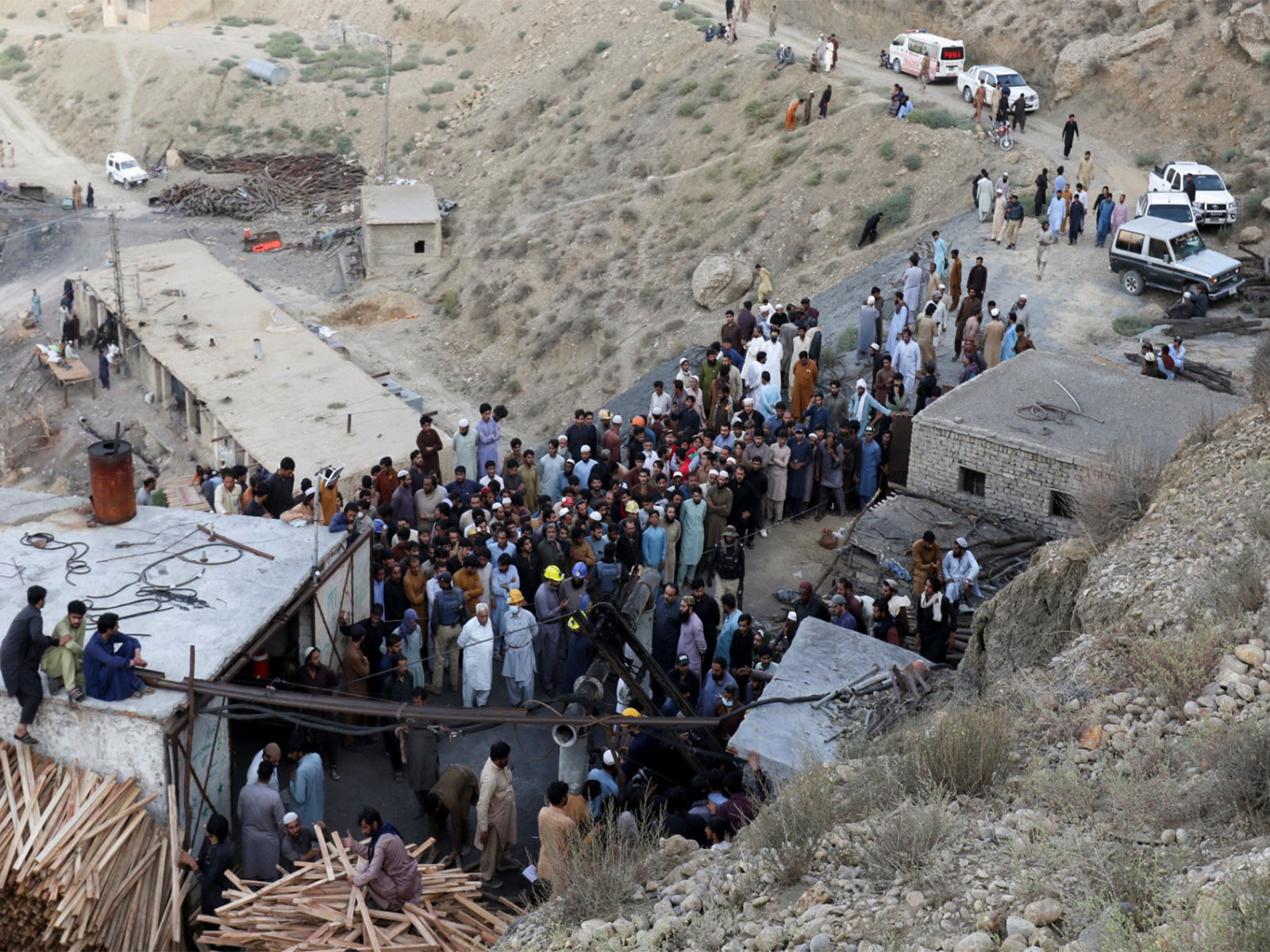People gather after an explosion buried parts of a coal mining complex on the outskirts of Quetta (Photo/Reuters)