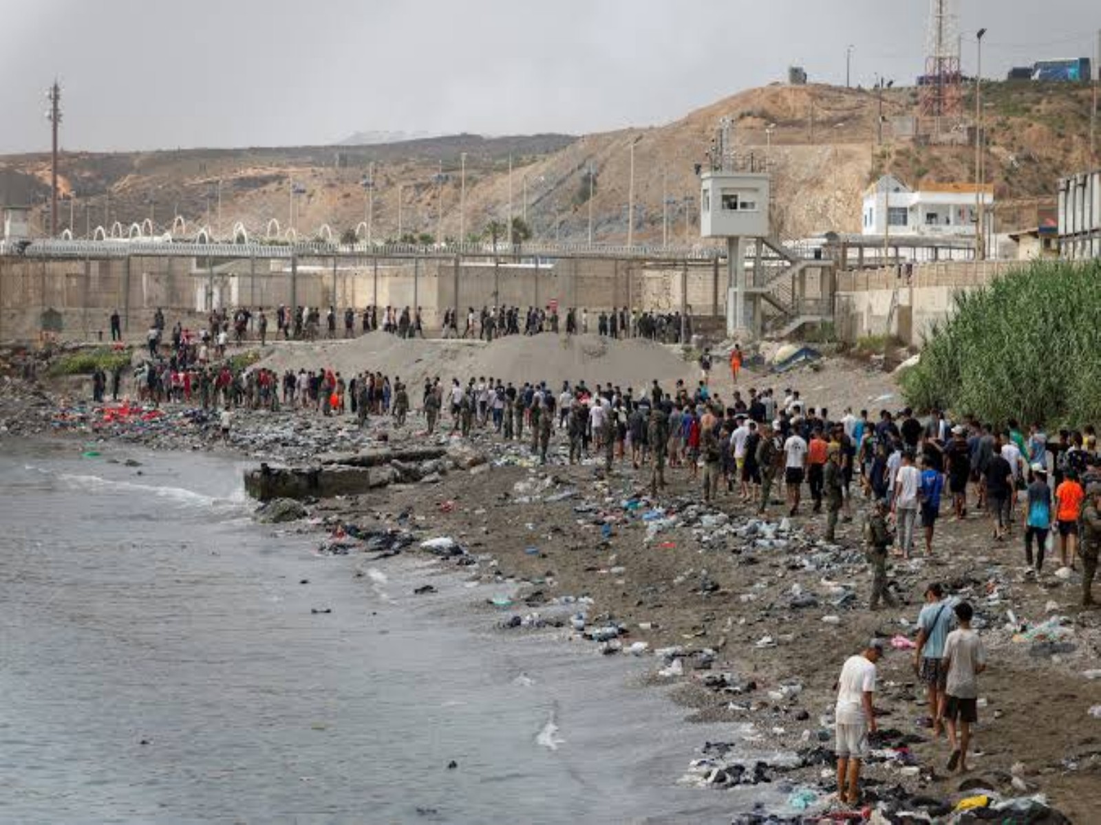 People head towards the Moroccan border from Ceuta, Spain, amid large-scale migrant crossings from Morocco into Spanish territory by land and sea. (Photo/Reuters)