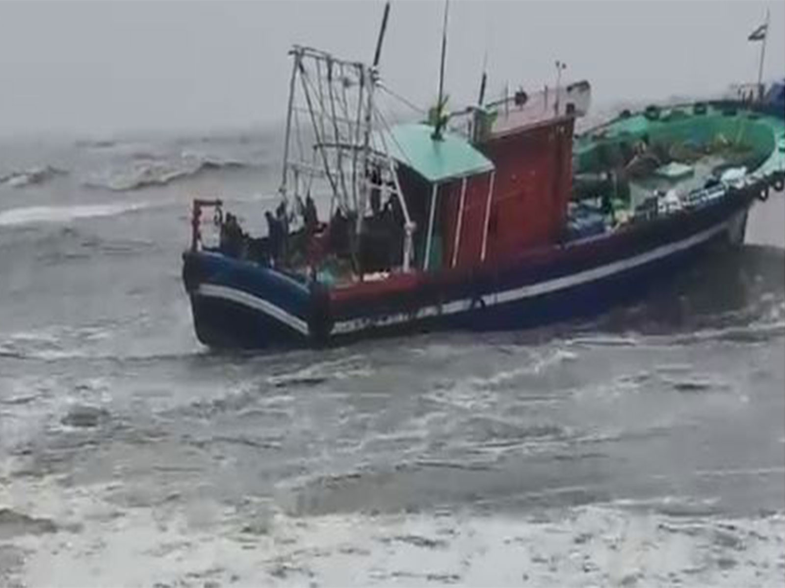 17 fishermen rescued after engine failure off Kozhikode coast (Photo/ANI)