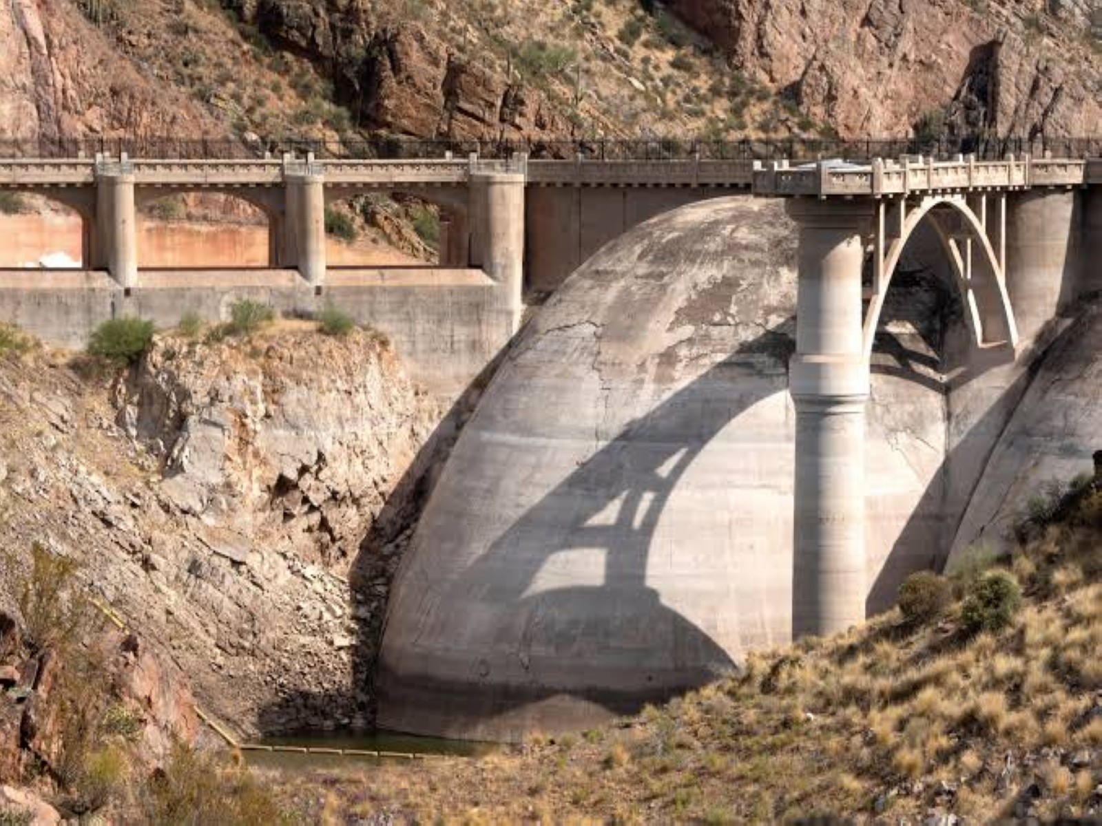A view of the Coolidge Dam and the San Carlos Reservoir near Peridot, Arizona, US. (Photo/Reuters) A view of the Coolidge Dam and the San Carlos Reservoir near Peridot, Arizona, US. (Photo/Reuters)