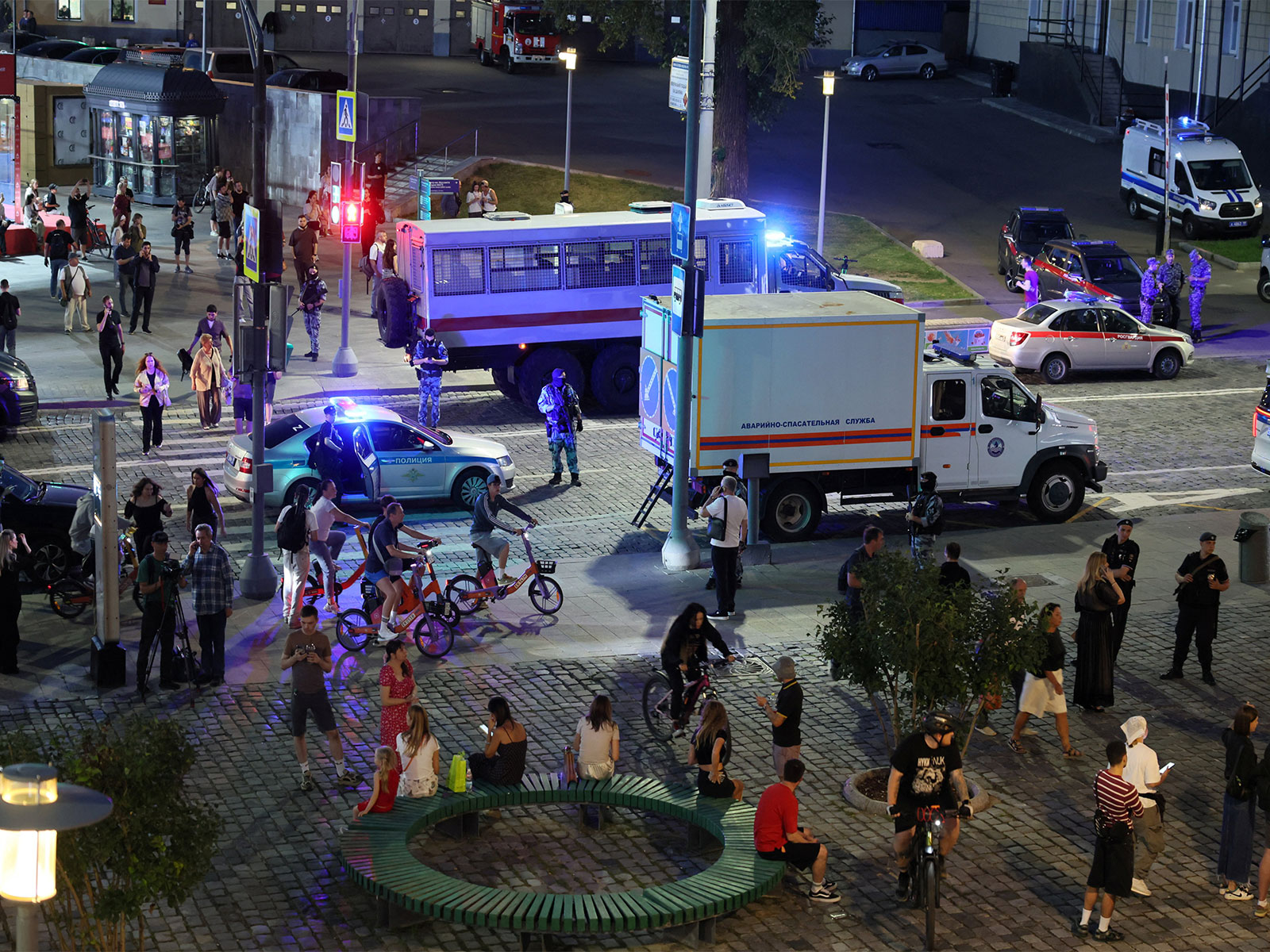 Law enforcement officers and emergency personnel gather near the site of the explosion outside a restaurant in central Moscow, Russia. (Photo/Reuters) Law enforcement officers and emergency personnel gather near the site of the explosion outside a restaurant in central Moscow, Russia. (Photo/Reuters)