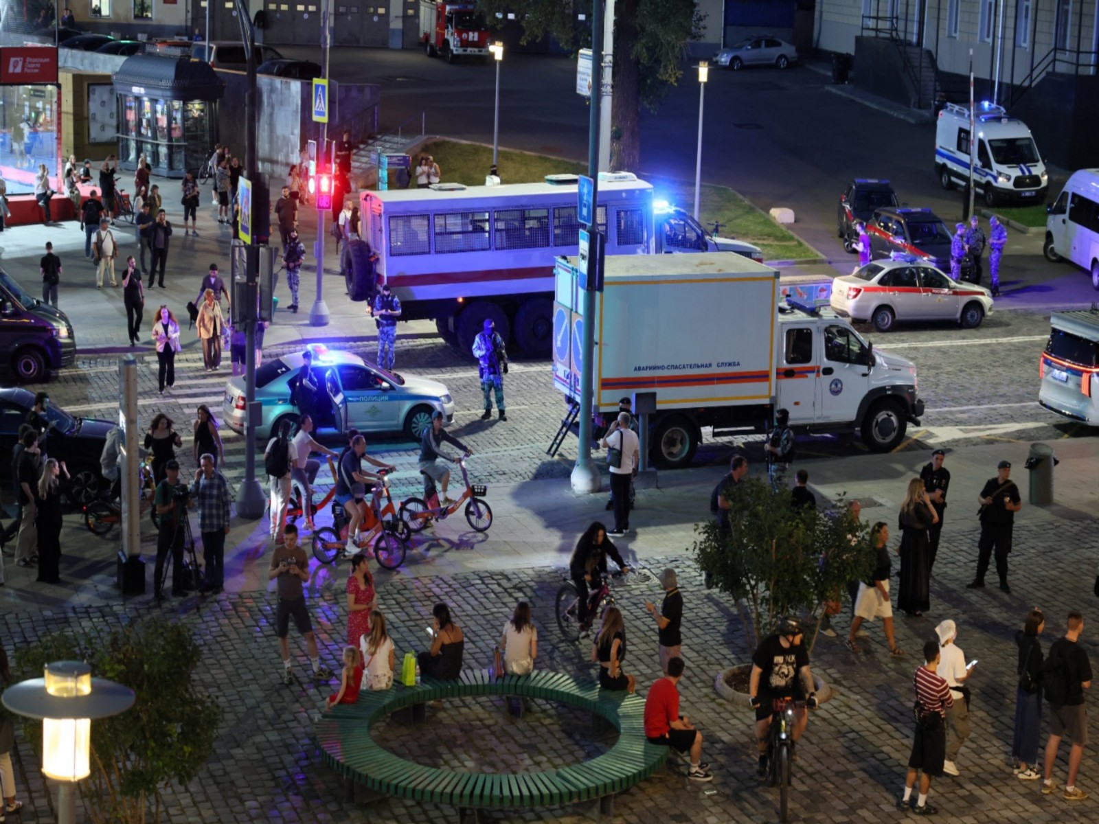 Law enforcement officers and emergency services personnel near the site of an explosion at a restaurant in central Moscow, Russia (Photo/Reuters)