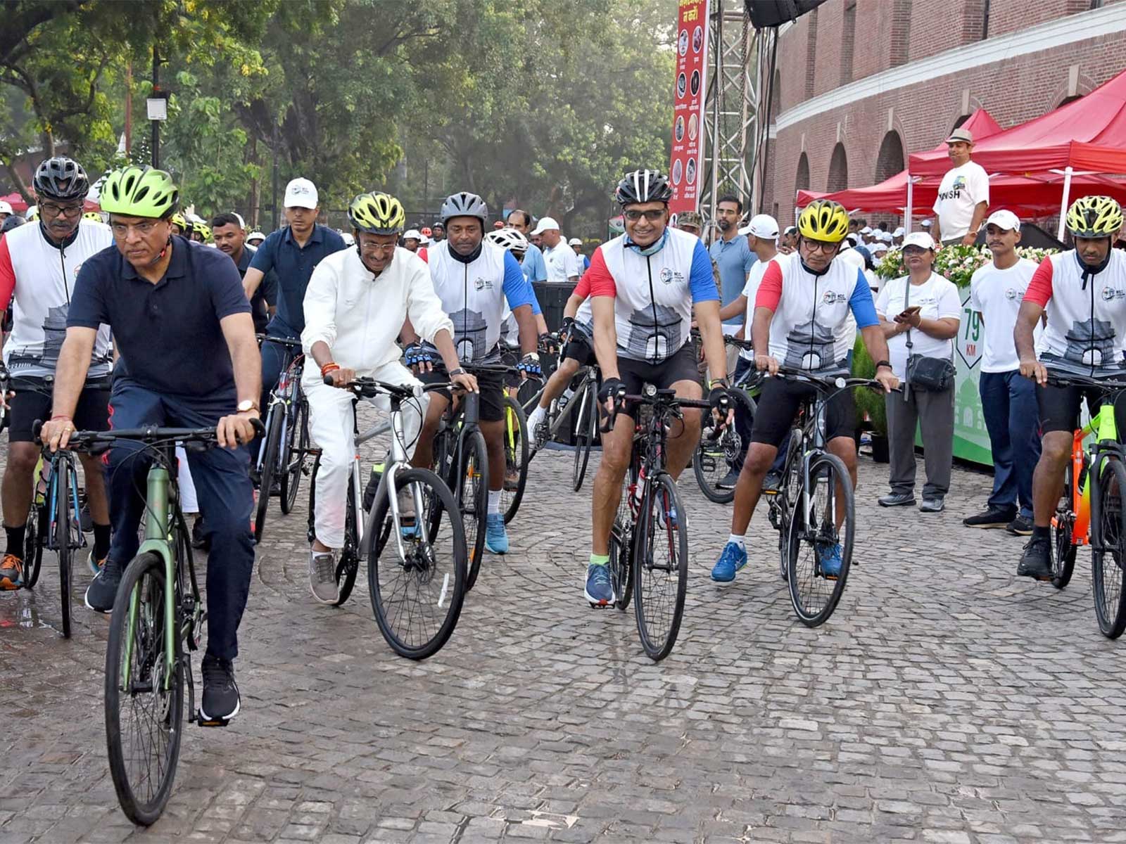 Union Minister Mansukh Mandaviya along with other participants at NCC's Cyclothon 2026 (Photo/PIB)