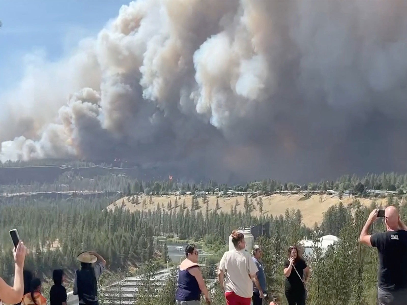Massive plumes of smoke rise from a wildfire in Spokane, Washington state (Photo/Reuters) Massive plumes of smoke rise from a wildfire in Spokane, Washington state (Photo/Reuters)