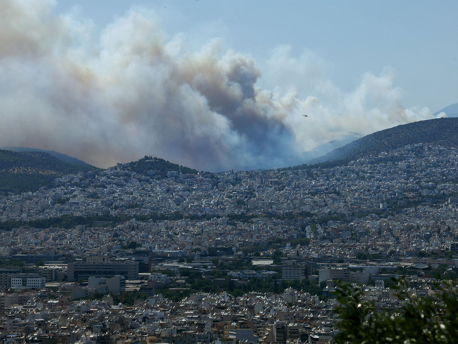 Smoke from a wildfire burning near Haidari blankets Athens (Photo/Reuters) Smoke from a wildfire burning near Haidari blankets Athens (Photo/Reuters)