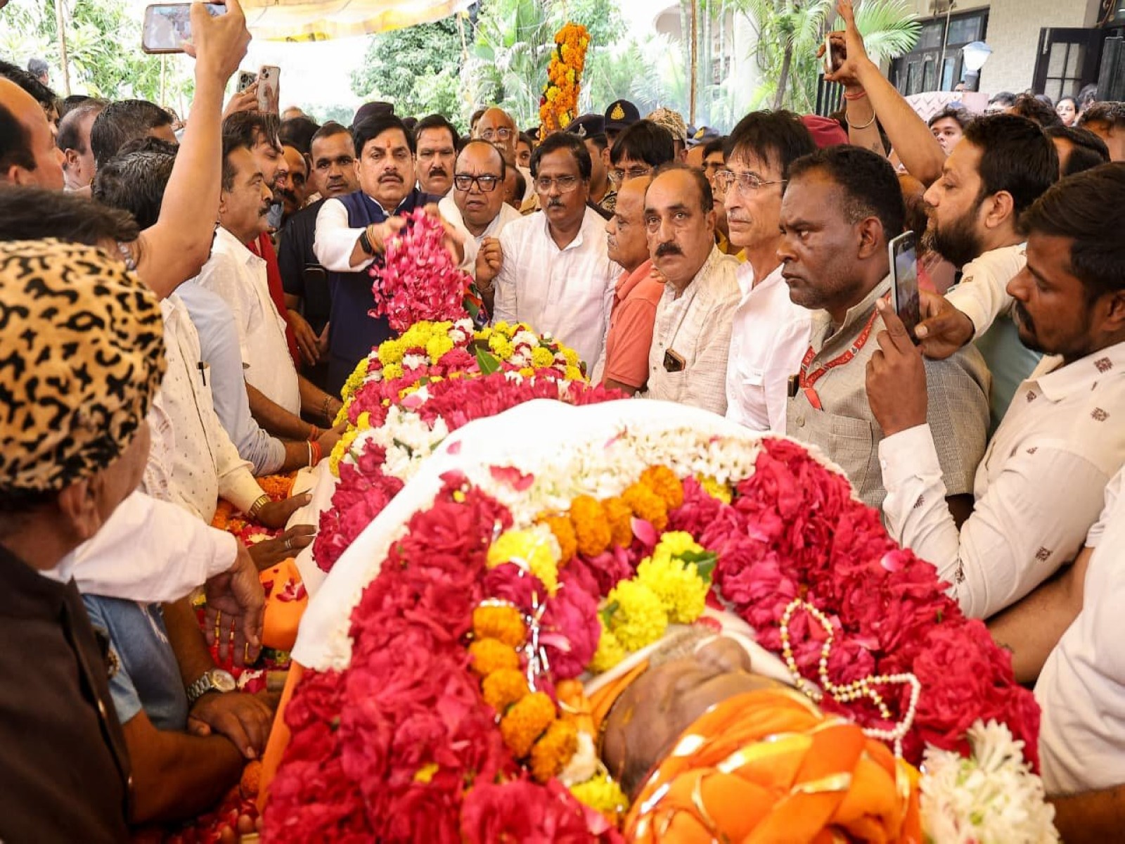 MP CM Mohan Yadav is offering his last respects to former minister Paras Jain (Photo / X @DrMohanYadav51)