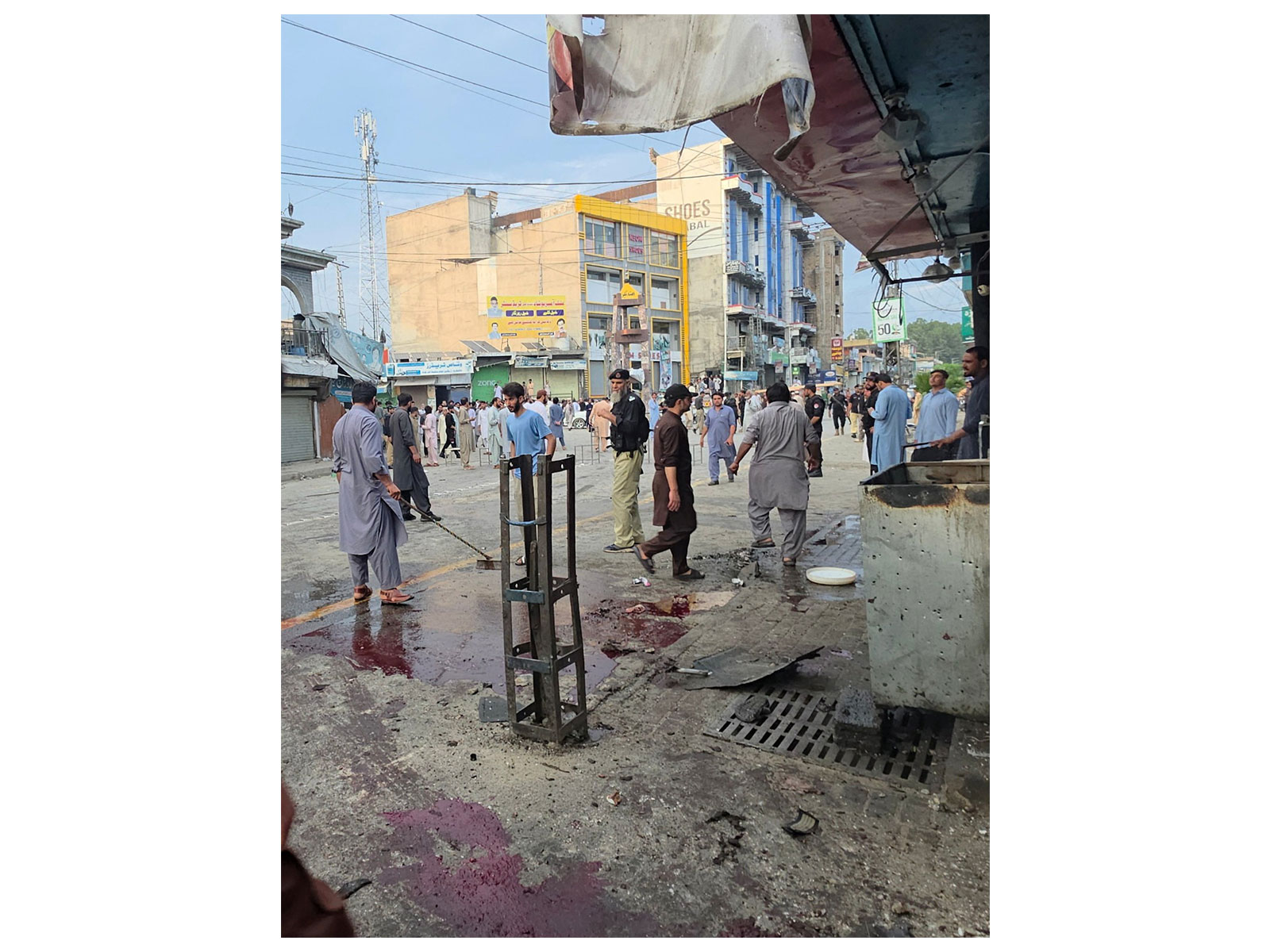 People clean after a suicide bombing outside a police station, in the Swat District of Pakistan's Khyber Pakhtunkhwa province (Photo/Reuters) People clean after a suicide bombing outside a police station, in the Swat District of Pakistan's Khyber Pakhtunkhwa province (Photo/Reuters)