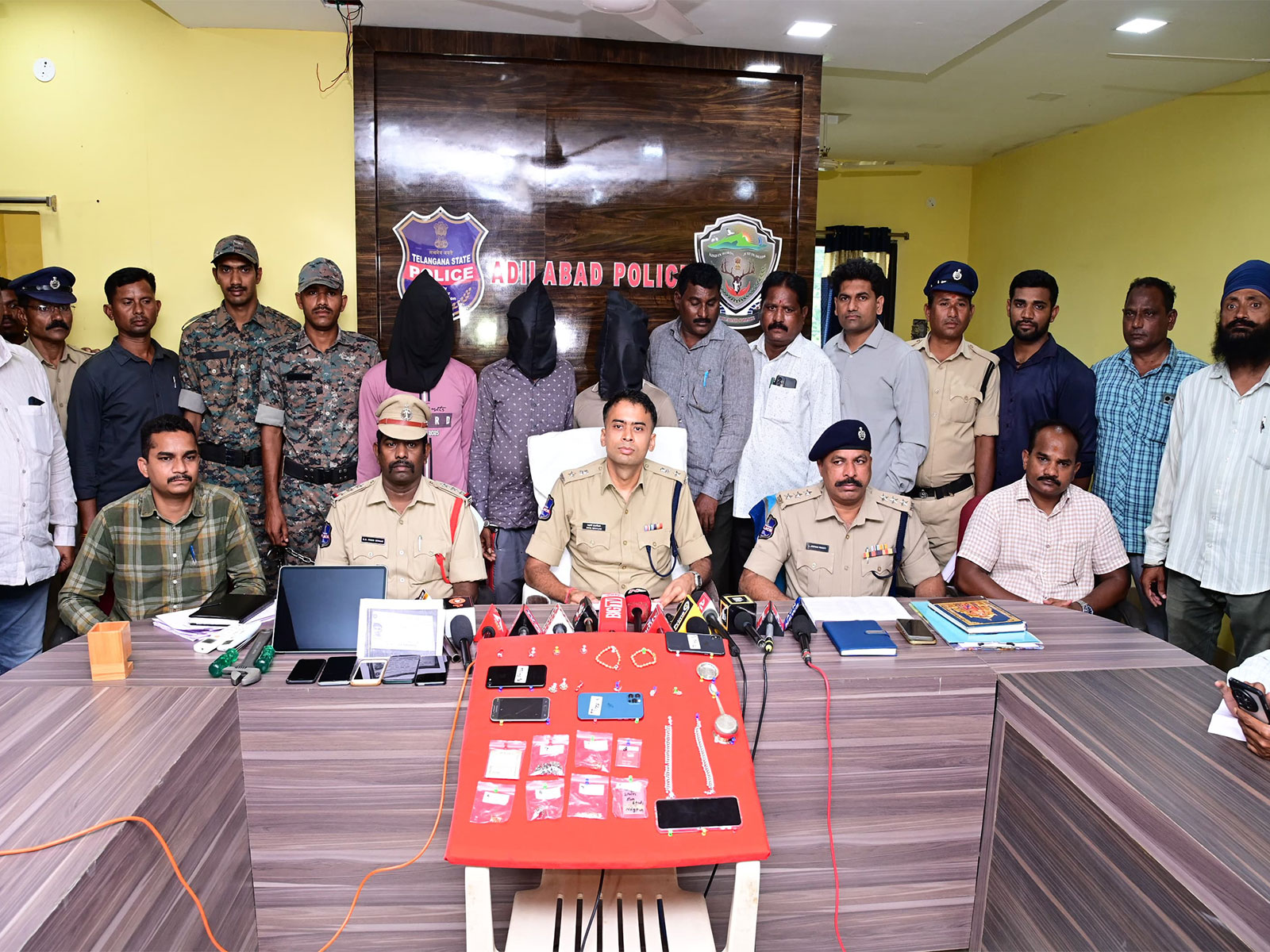 Adilabad District Police successfully solved a burglary case (Photo/Adilabad Police) Adilabad District Police successfully solved a burglary case (Photo/Adilabad Police)