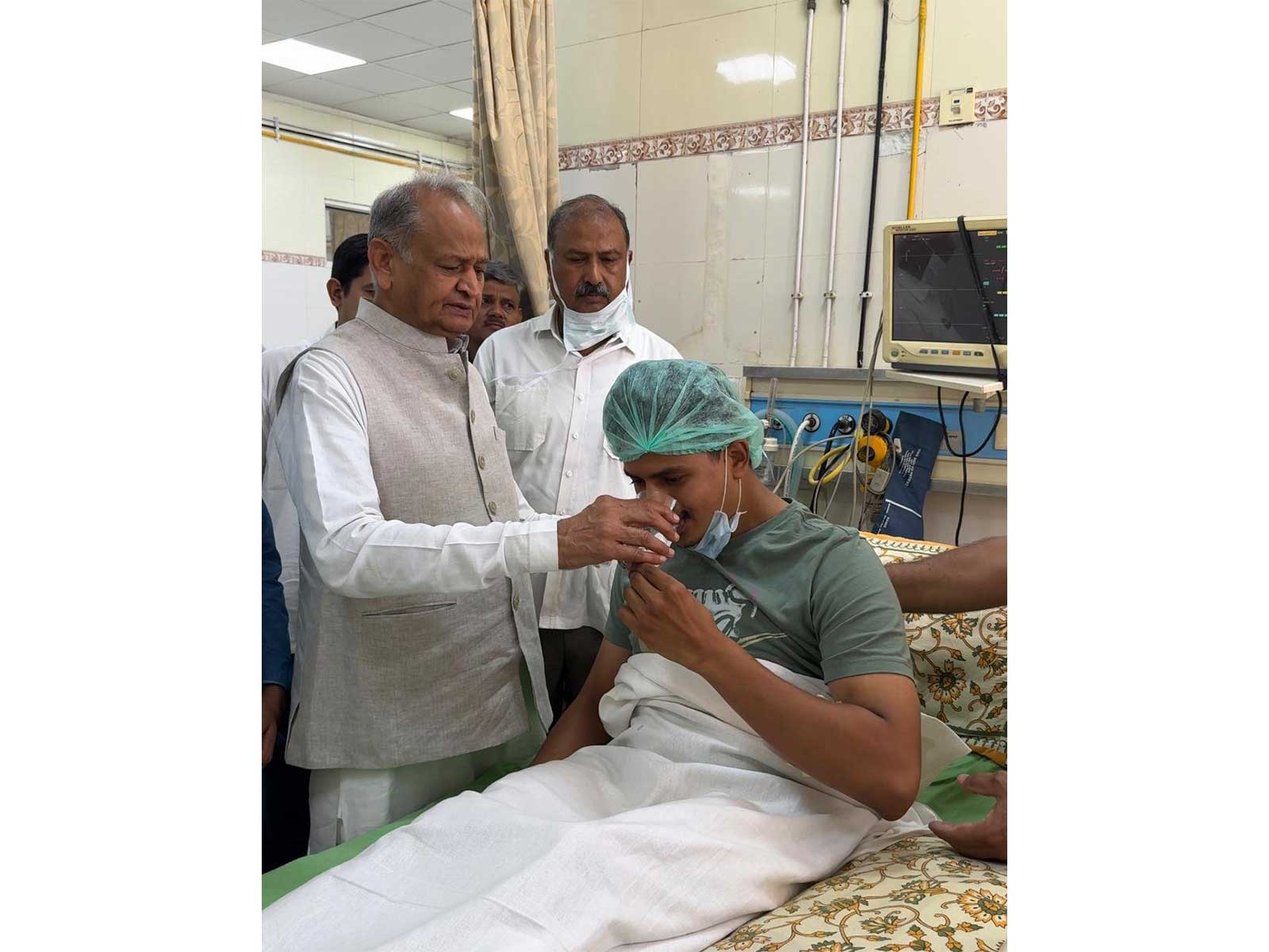 Ashok Gehlot visits hospital to check on student leader Shubham Rewar (Photo/@ashokgehlot51)