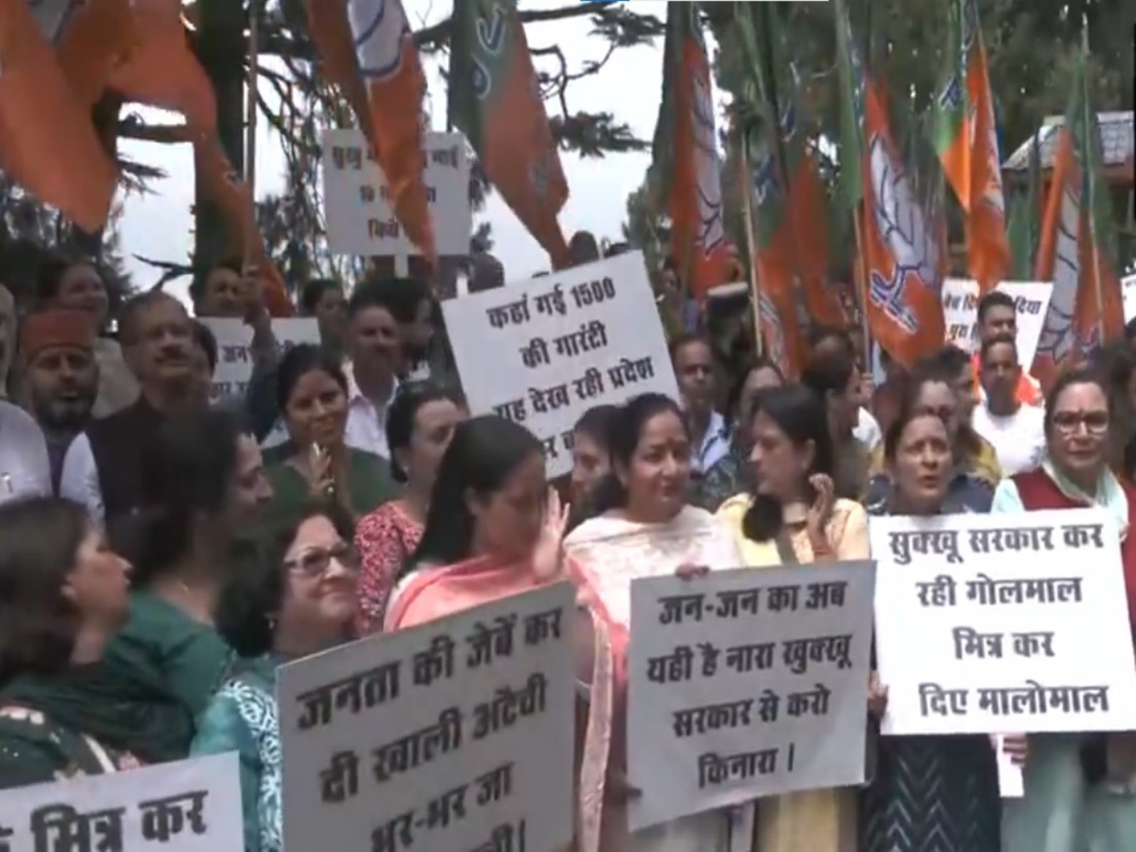 BJP stages protest outside Himachal CM Sukhu's residence (Photo/ANI) BJP stages protest outside Himachal CM Sukhu's residence (Photo/ANI)