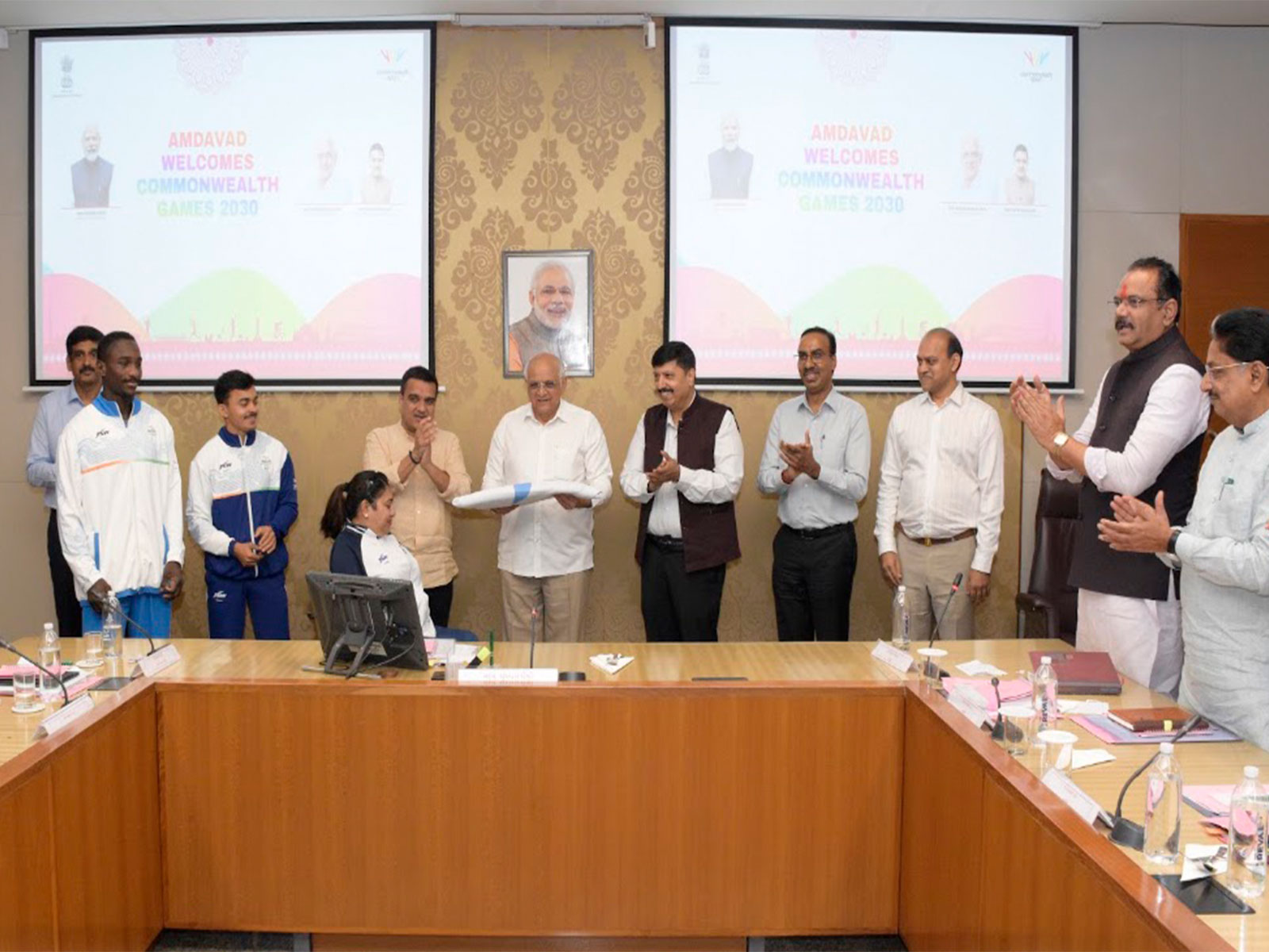 Commonwealth Games Flag being presented to Gujarat Chief Minister Bhupendra Patel (Photo:Gujarat CMO)