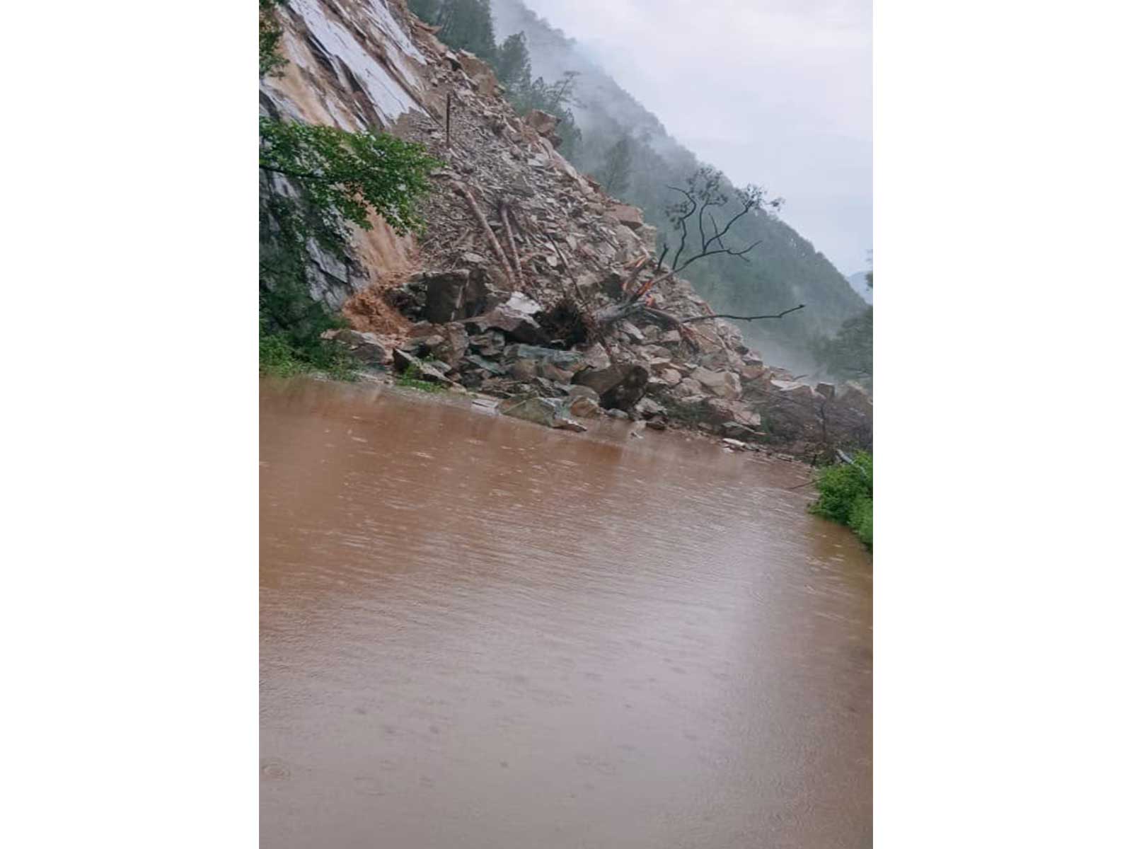 Debris blocks the Badrinath National Highway near Helang in Chamoli. (Photo: IANS/X)