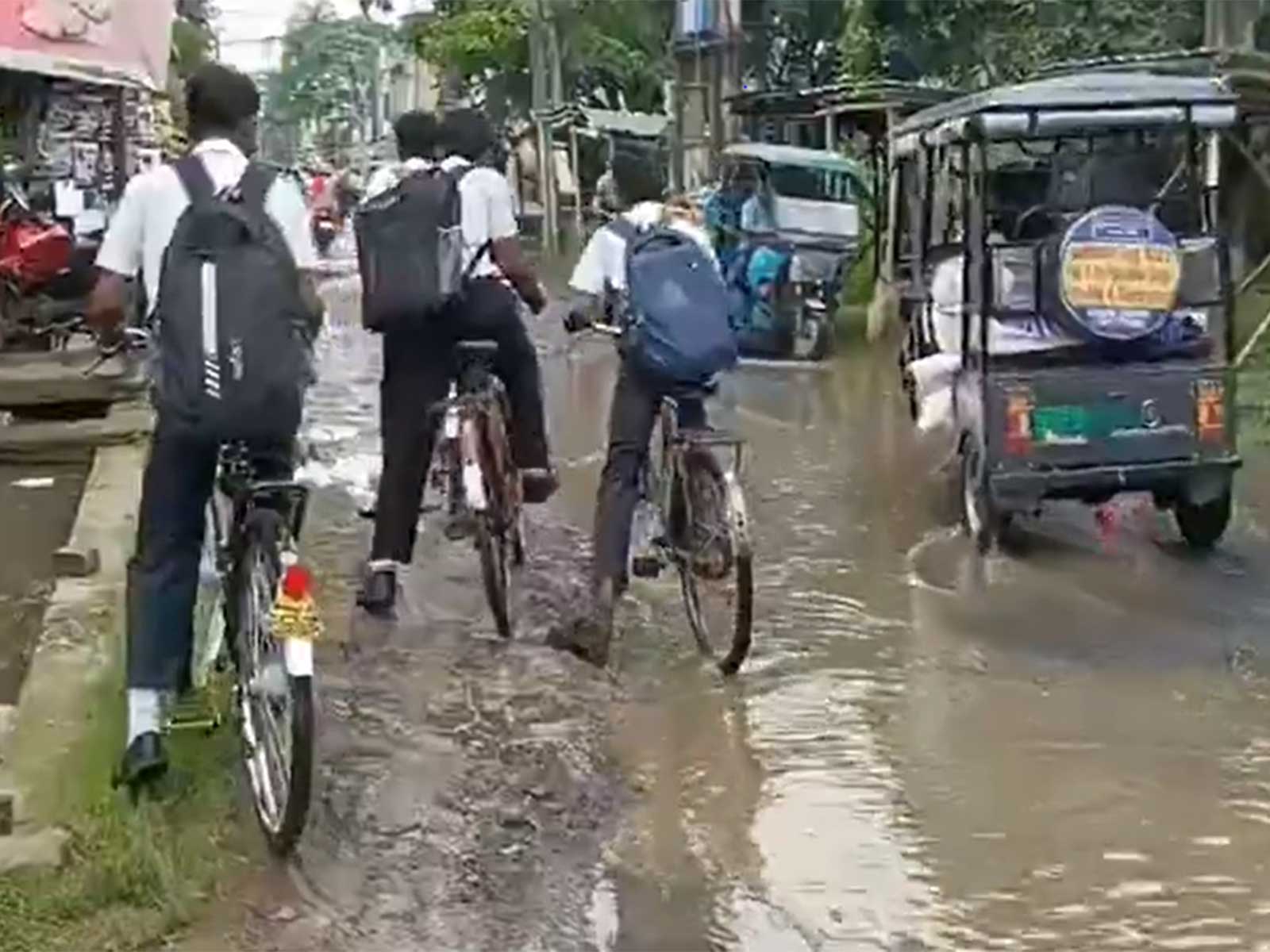 Waterlogging in the Serampore area of Hooghly district following heavy rainfall. (Photo: ANI)