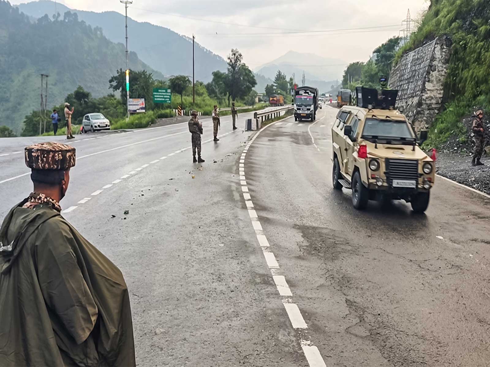 29th Batch of Amarnath Yatra Convoy passes through Chanderkote (PhotoANI)