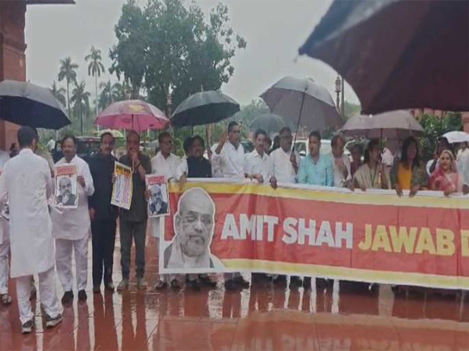 Opposition MPs protesting infront of Makar Dwar of Parliament (Photo/ANI) Opposition MPs protesting infront of Makar Dwar of Parliament (Photo/ANI)