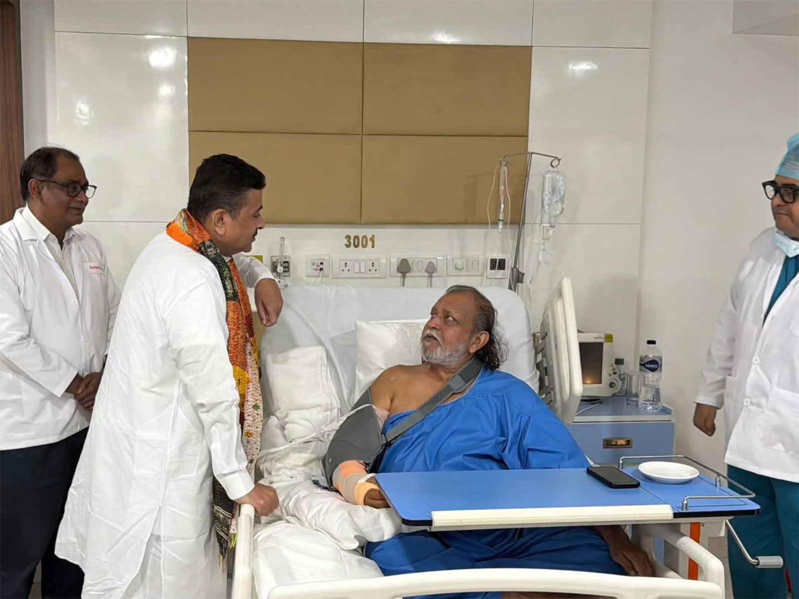 West Bengal CM Suvendu Adhikari meets Mithun Chakraborty (Photo/Instagram@suvenduwb) West Bengal CM Suvendu Adhikari meets Mithun Chakraborty (Photo/Instagram@suvenduwb)