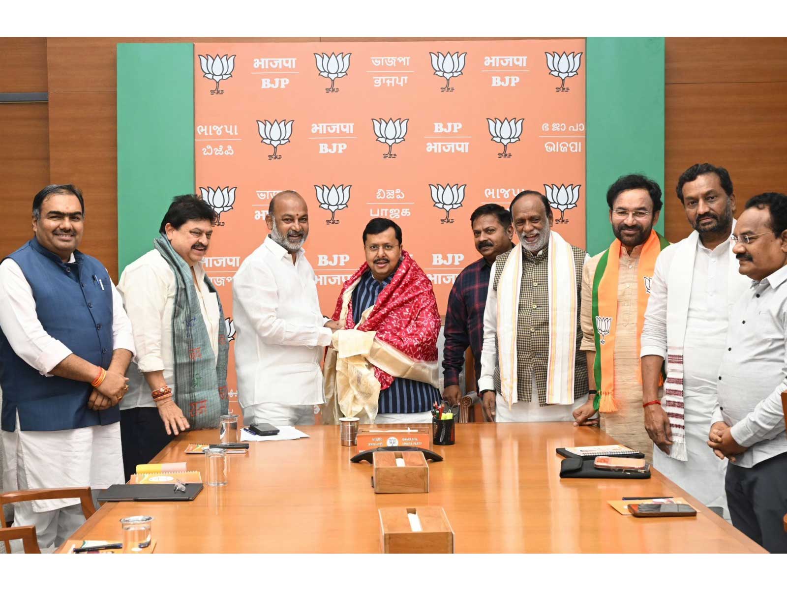 BJP chief Niin Nabin with Telangana BJP members (Photo/ANI) BJP chief Niin Nabin with Telangana BJP members (Photo/ANI)