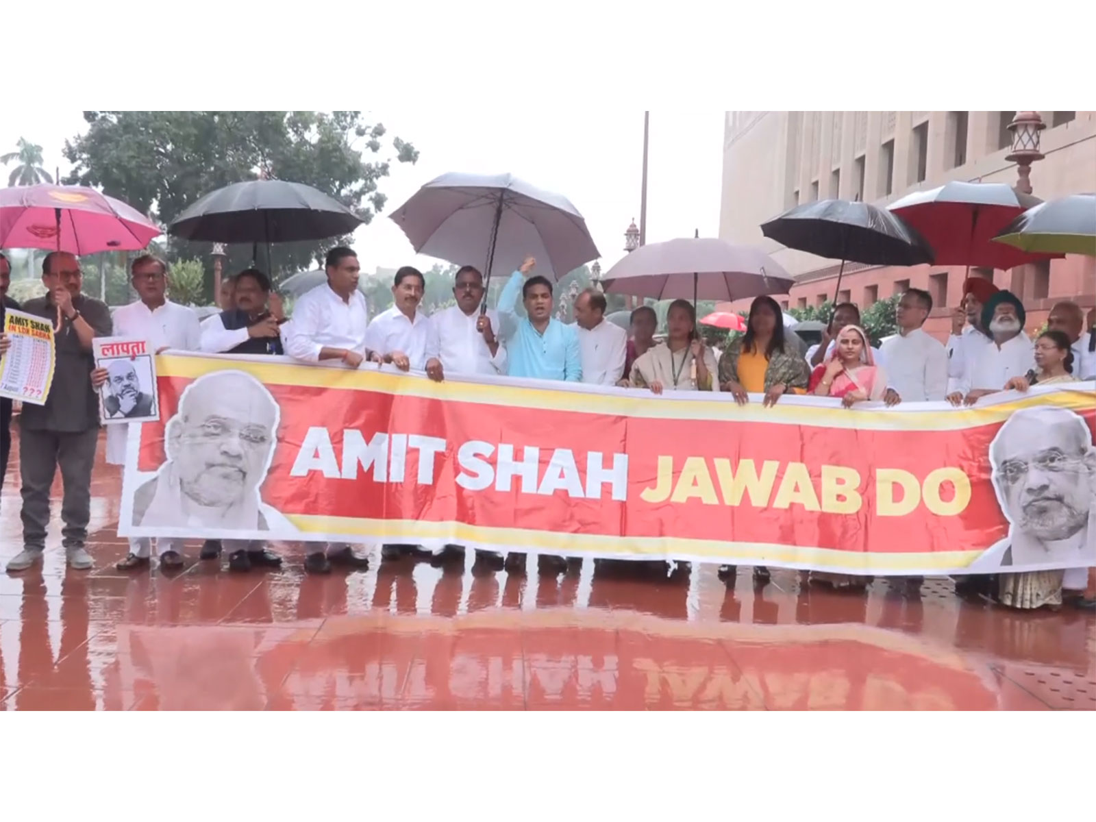 Opposition MPs protesting infront of Makar Dwar of Parliament (Photo/ANI) Opposition MPs protesting infront of Makar Dwar of Parliament (Photo/ANI)