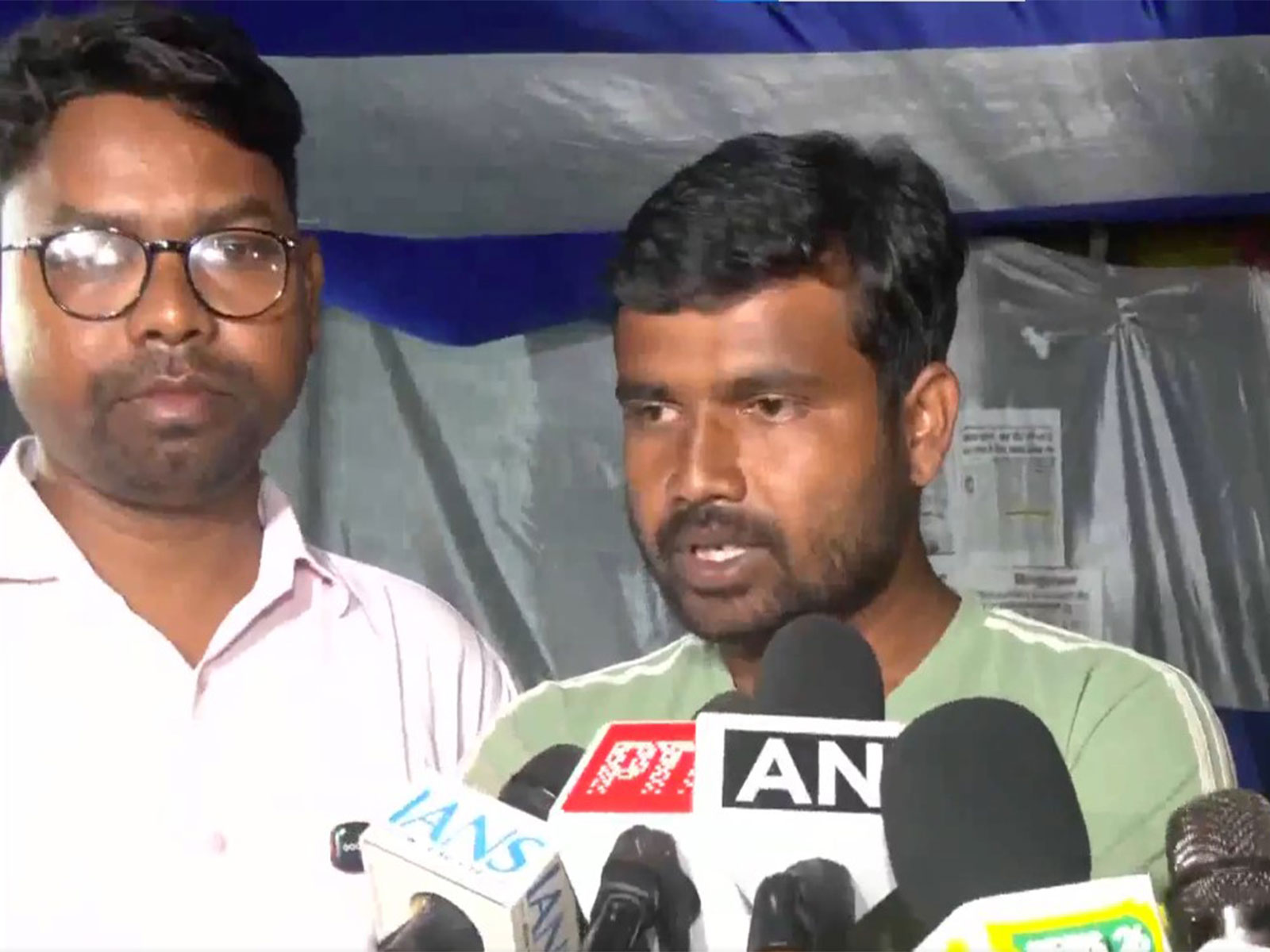 Student leader Ravindra Paswan from Jharkhand protests (Photo/ANI) Student leader Ravindra Paswan from Jharkhand protests (Photo/ANI)