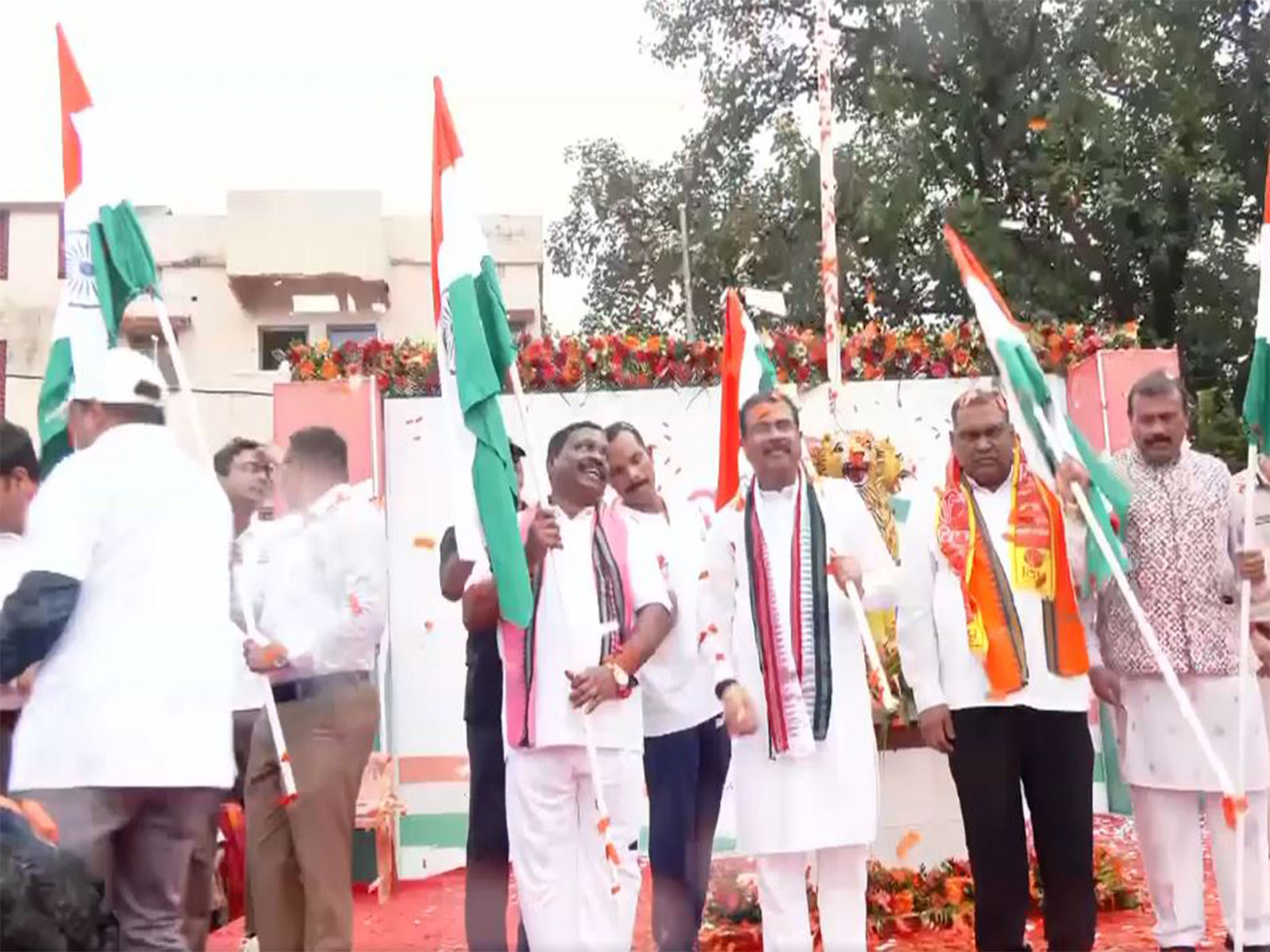 MP Dharmendra Pradhan participates in 'Har Ghar Tiranga Yatra' in Sambalpur (Photo/ANI) MP Dharmendra Pradhan participates in 'Har Ghar Tiranga Yatra' in Sambalpur (Photo/ANI)
