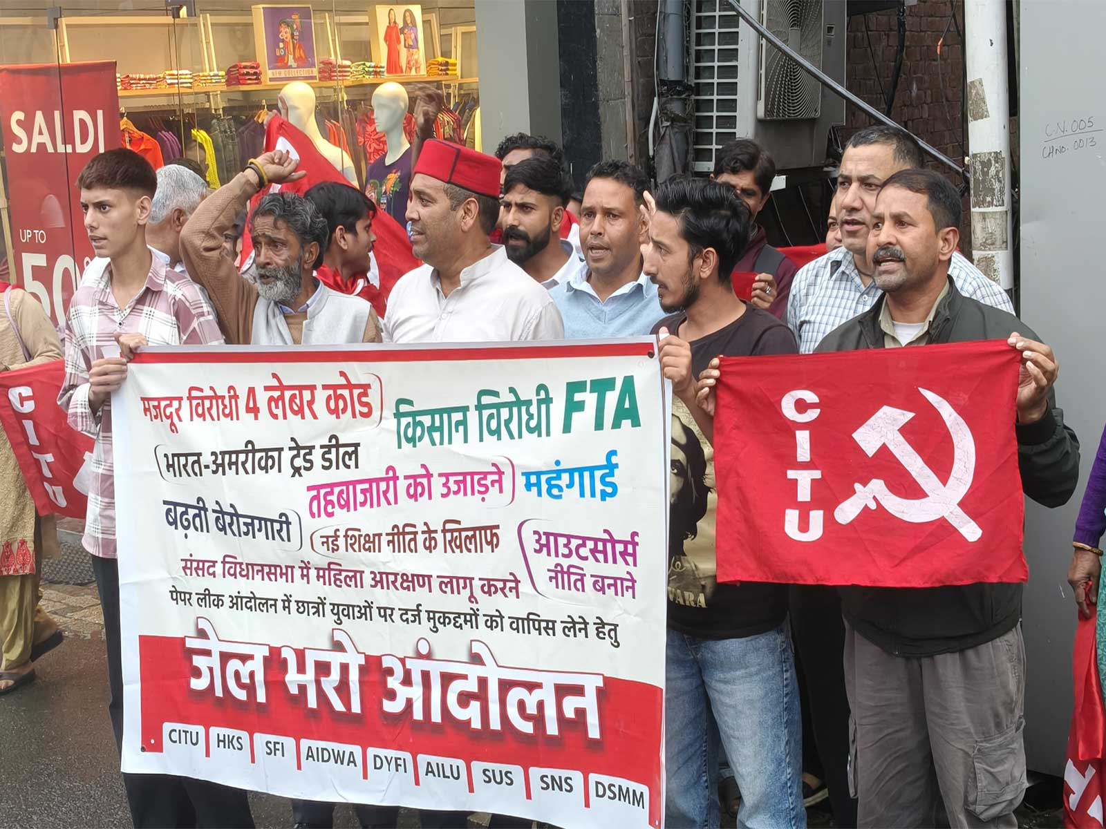 HP: Farmers, workers hold 'Jail Bharo' protest in Shimla against Centre's policies (Photo/ANI)