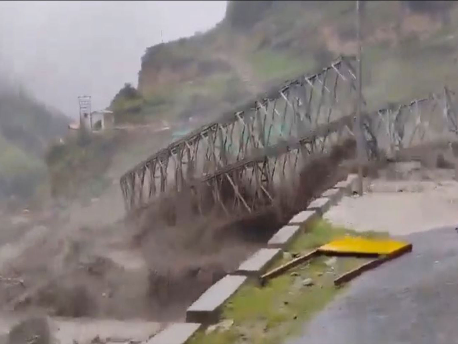 Uttarakhand: Bailey Bridge damaged after Tamak Nala overflow in Chamoli (Photo: X/Chamoili Police Uttarakhand) Uttarakhand: Bailey Bridge damaged after Tamak Nala overflow in Chamoli (Photo: X/Chamoili Police Uttarakhand)