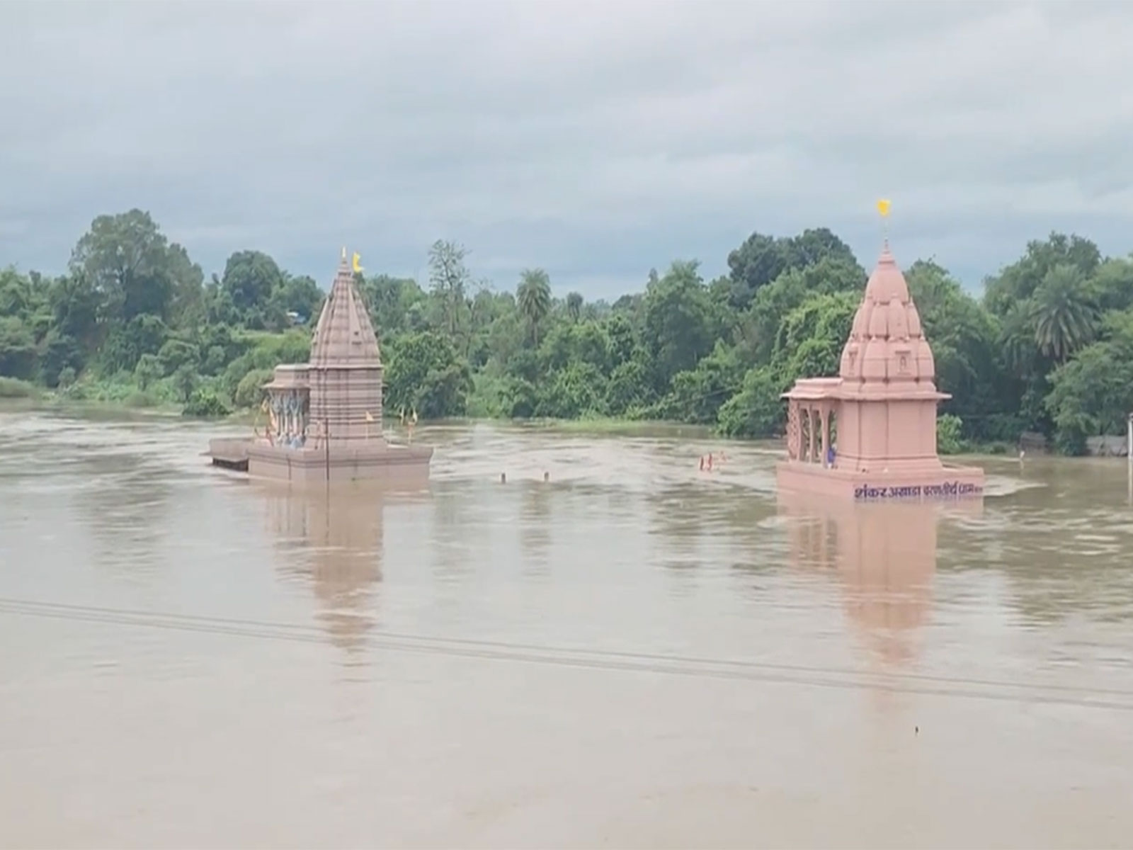 Temples located along Betwa riverbanks submerged (Photo/ANI) Temples located along Betwa riverbanks submerged (Photo/ANI)