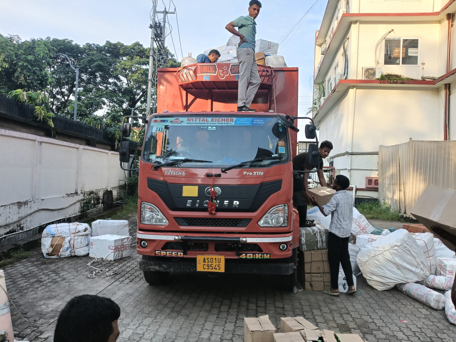 Assam Excise Dept seizes 123 cartons of IMFL, Beer in cross-border liquor racket (Photo/Assam Excise Dept) Assam Excise Dept seizes 123 cartons of IMFL, Beer in cross-border liquor racket (Photo/Assam Excise Dept)