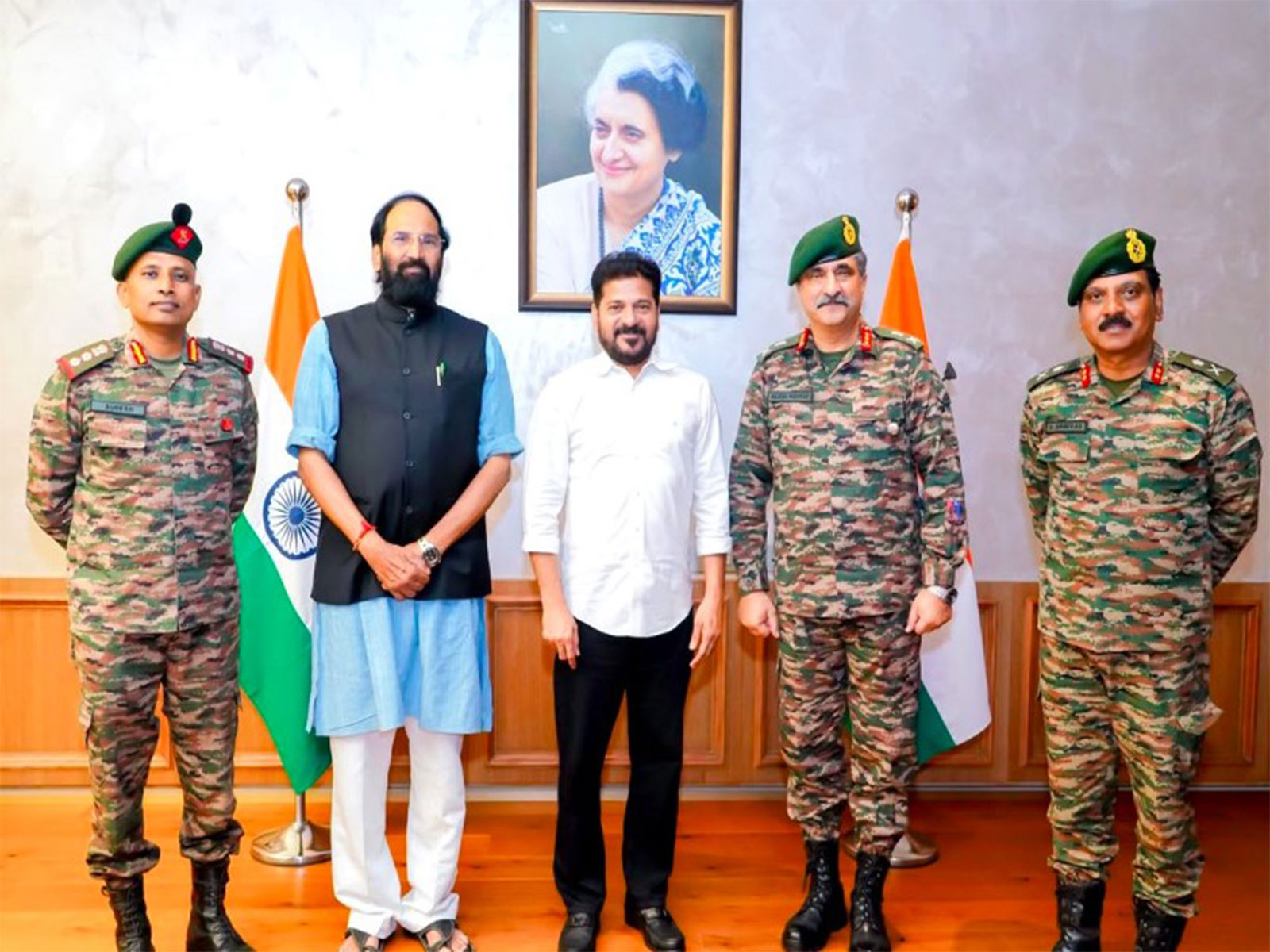 Telangana Chief Minister A Revanth Reddy with army personnels (Photo/X/@TelanganaCMO) Telangana Chief Minister A Revanth Reddy with army personnels (Photo/X/@TelanganaCMO)
