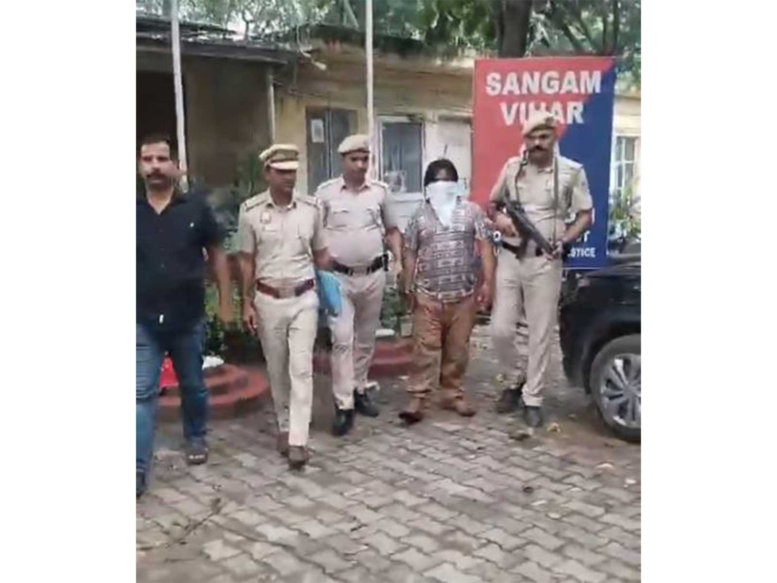 Delhi police personnel with the accused (Photo/ANI) Delhi police personnel with the accused (Photo/ANI)