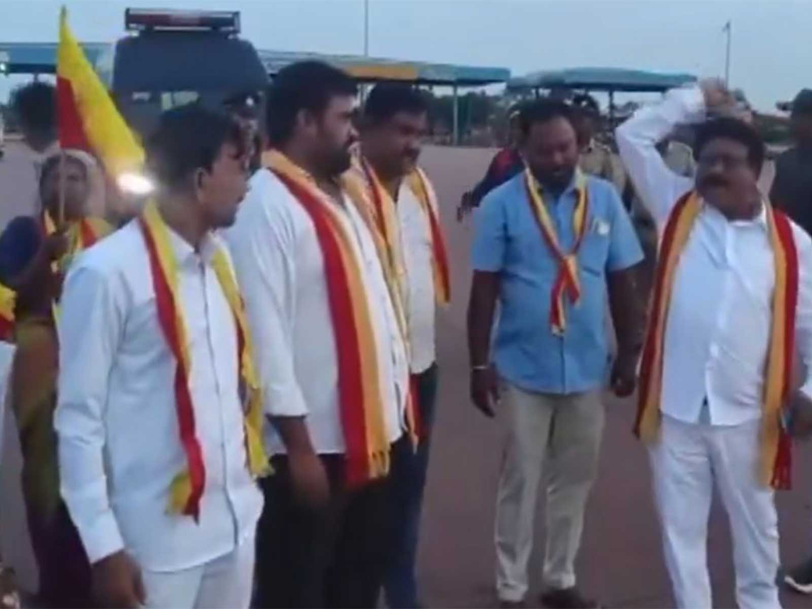 Karnataka Okkuta has called for a statewide bandh, protesting over the Cauvery water issue. The bandh is led by Karnataka Okkuta State President Vatal Nagaraj along with various pro-Kannada groups. (Photo : ANI) Karnataka Okkuta has called for a statewide bandh, protesting over the Cauvery water issue. The bandh is led by Karnataka Okkuta State President Vatal Nagaraj along with various pro-Kannada groups. (Photo : ANI)