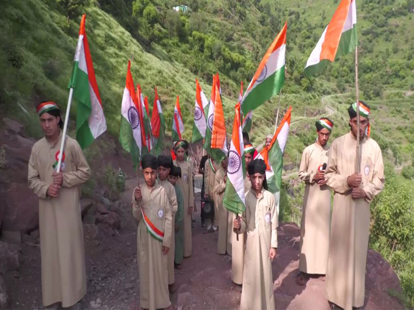 Madarsa Nizamia students sead 'Har Ghar Tiranga' rally (Photo/ANI) Madarsa Nizamia students sead 'Har Ghar Tiranga' rally (Photo/ANI)