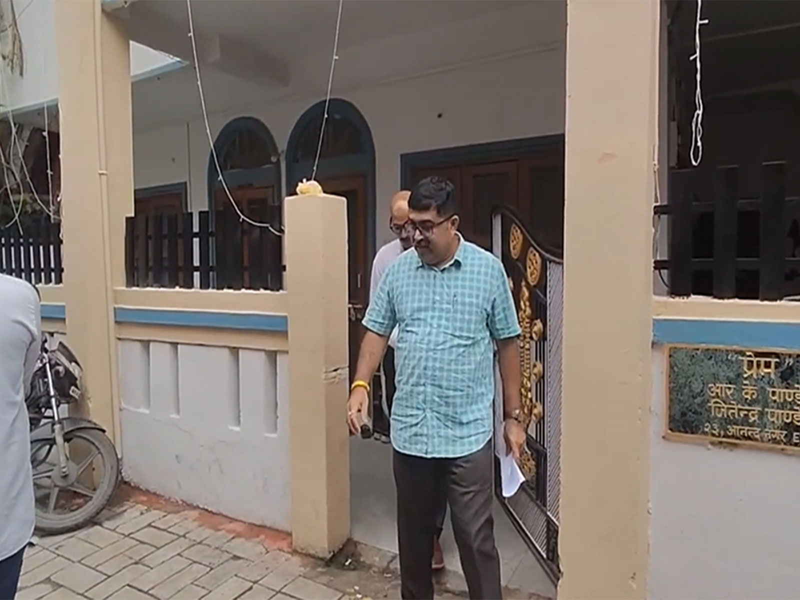 Lokayukta team is conducting raid action at Indore municipal officer Jitendra Pandey's residence (Photo / ANI) Lokayukta team is conducting raid action at Indore municipal officer Jitendra Pandey's residence (Photo / ANI)