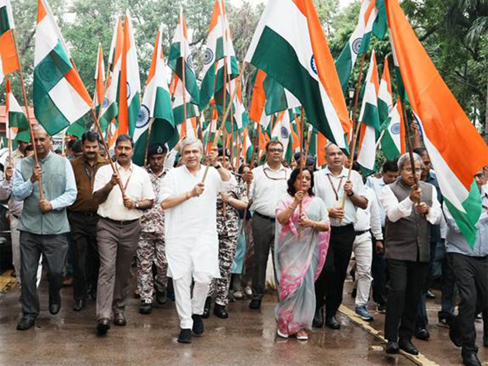 Union Railway Minister Ashwini Vaishnaw leads Tiranga Rally at Rail Bhawan on the eve of Independence Day (Photo: PIB/MinistryofRailways) Union Railway Minister Ashwini Vaishnaw leads Tiranga Rally at Rail Bhawan on the eve of Independence Day (Photo: PIB/MinistryofRailways)