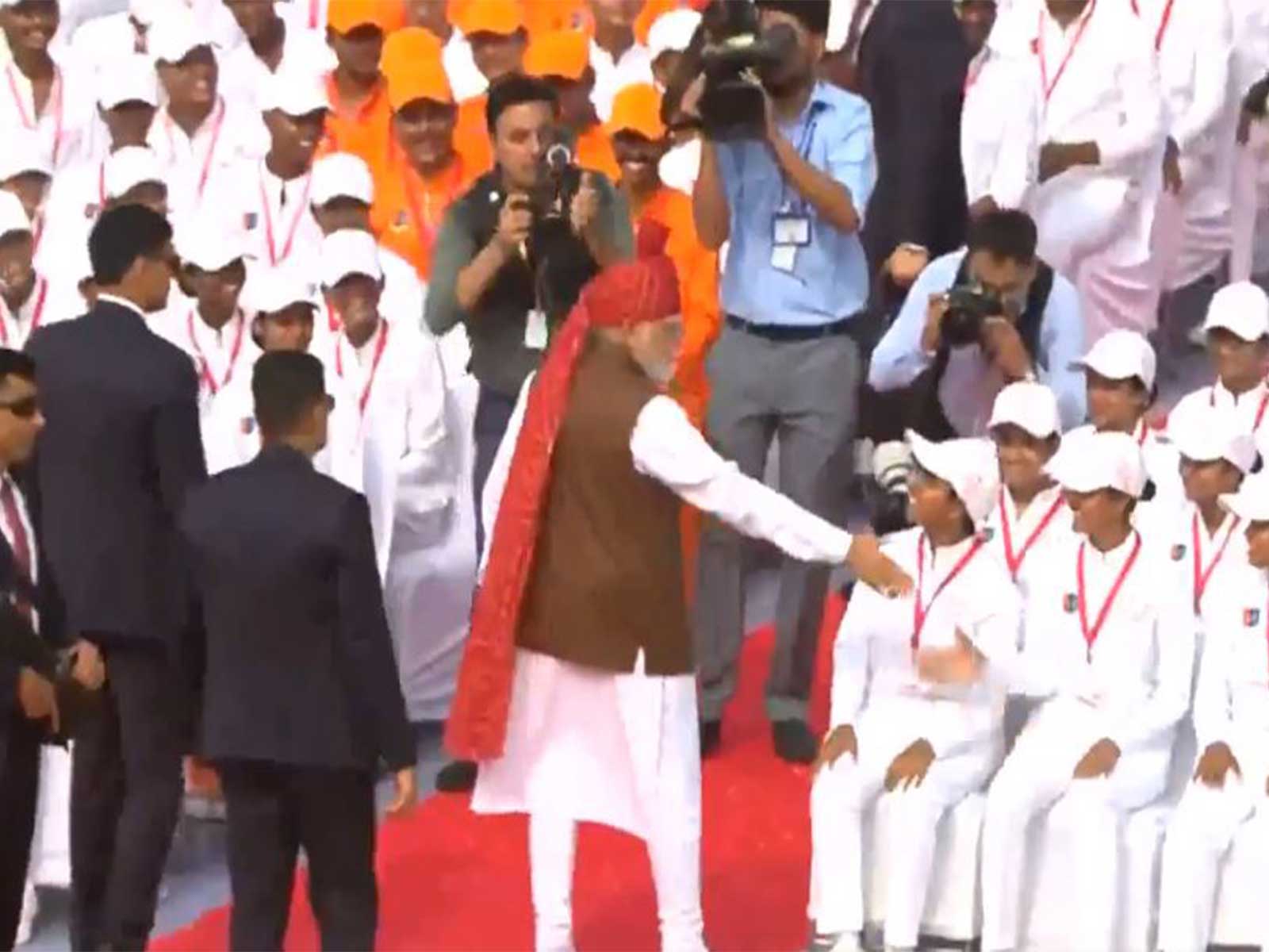 PM Modi meets children who came to the Red Fort for the Prime Minister's address on India's 69th Independence Day. (Photo: ANI)